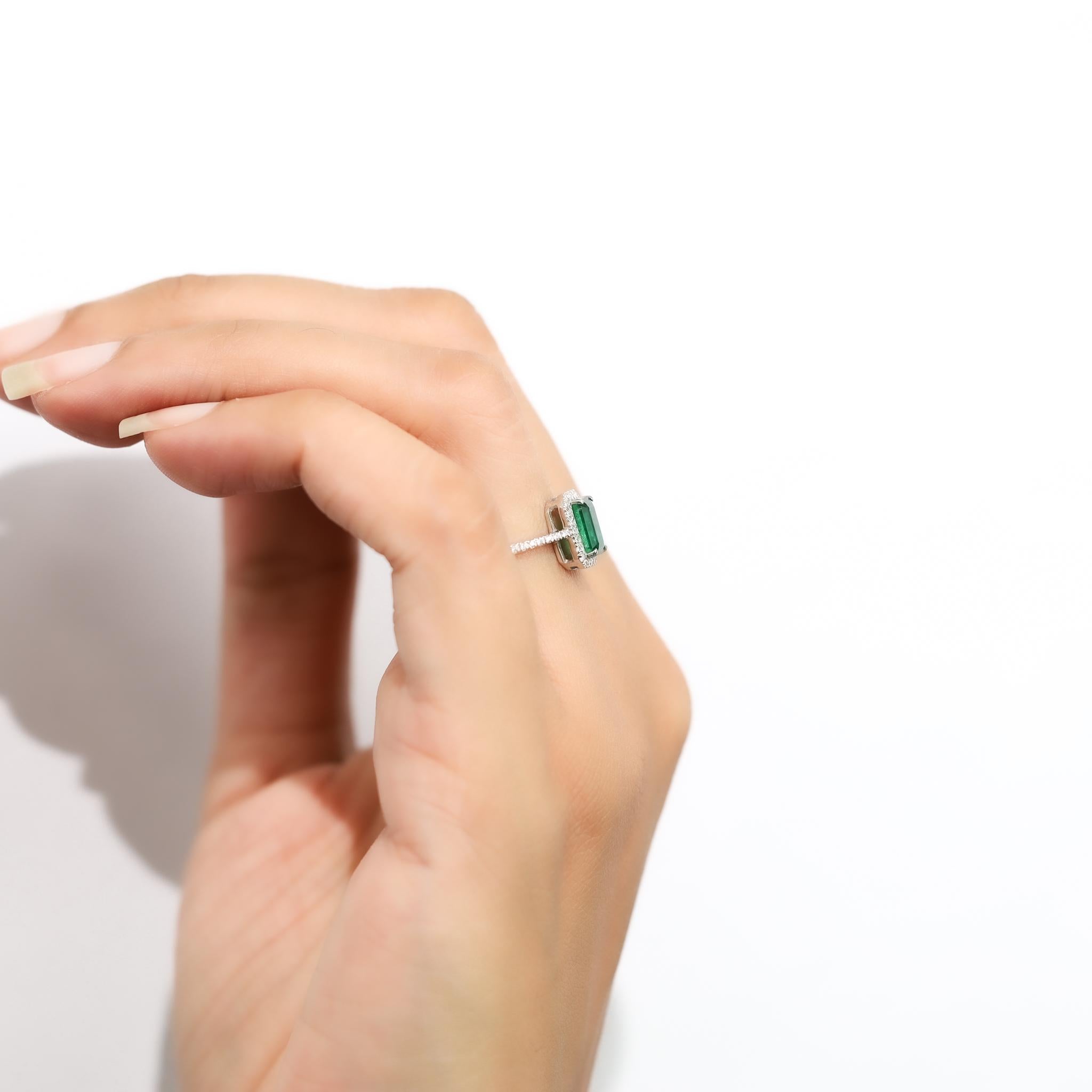 Bague de fiançailles demi-éternité halo en or 18 carats avec émeraude naturelle et diamant de 0,85ct en vente 2