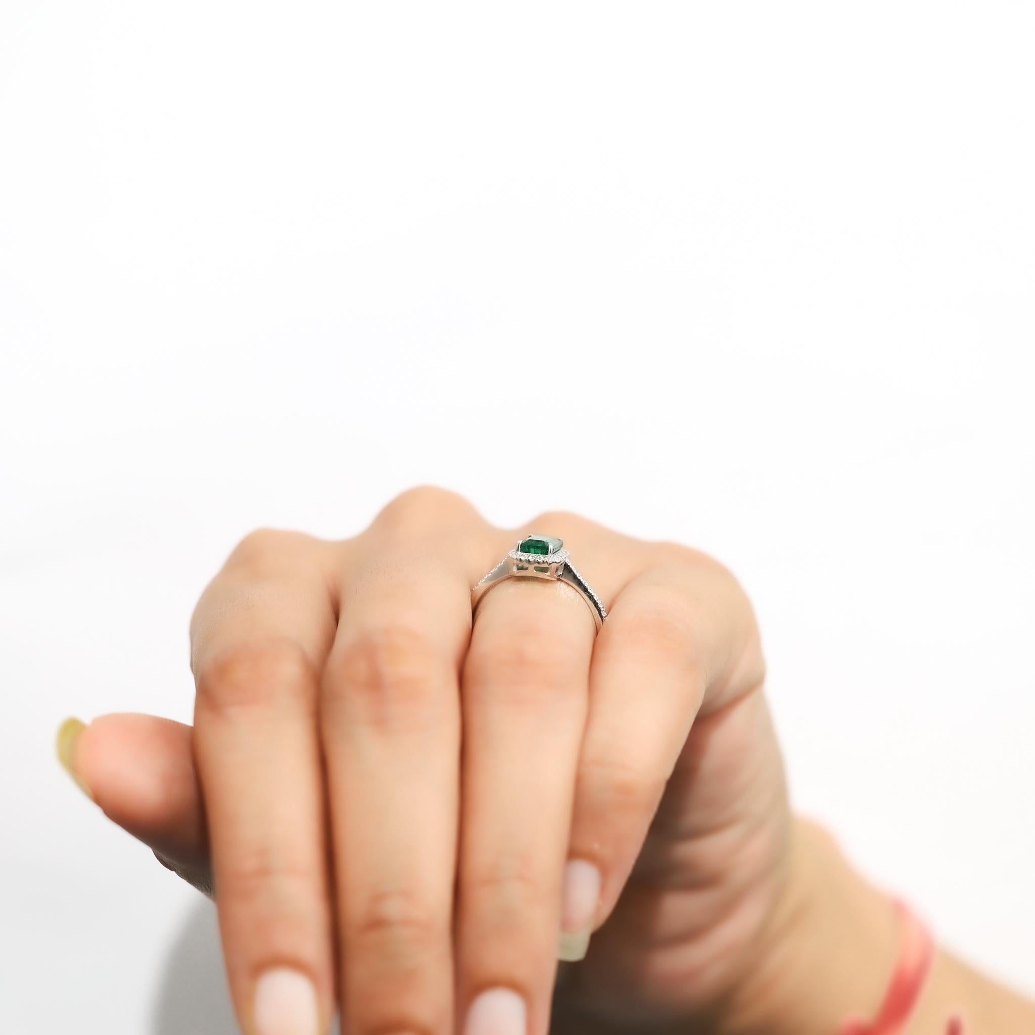 Bague de fiançailles demi-éternité halo en or 18 carats avec émeraude naturelle et diamant de 0,85ct en vente 3