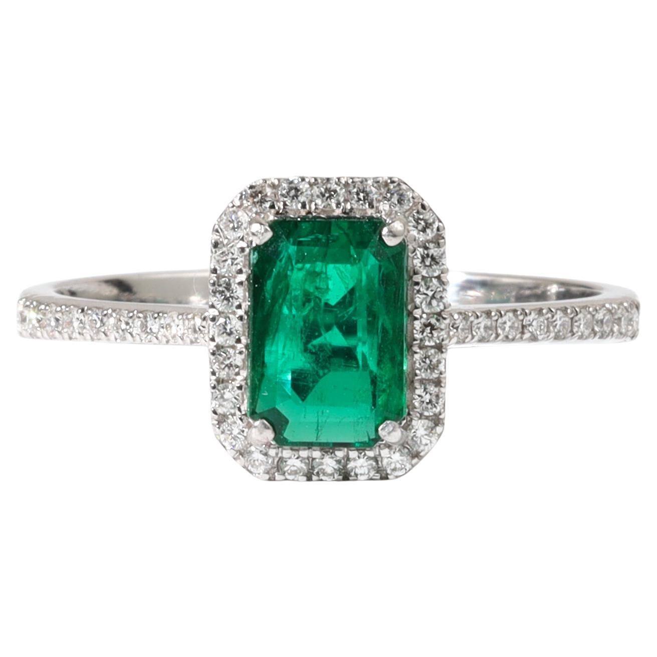 Bague de fiançailles demi-éternité halo en or 18 carats avec émeraude naturelle et diamant de 0,85ct en vente