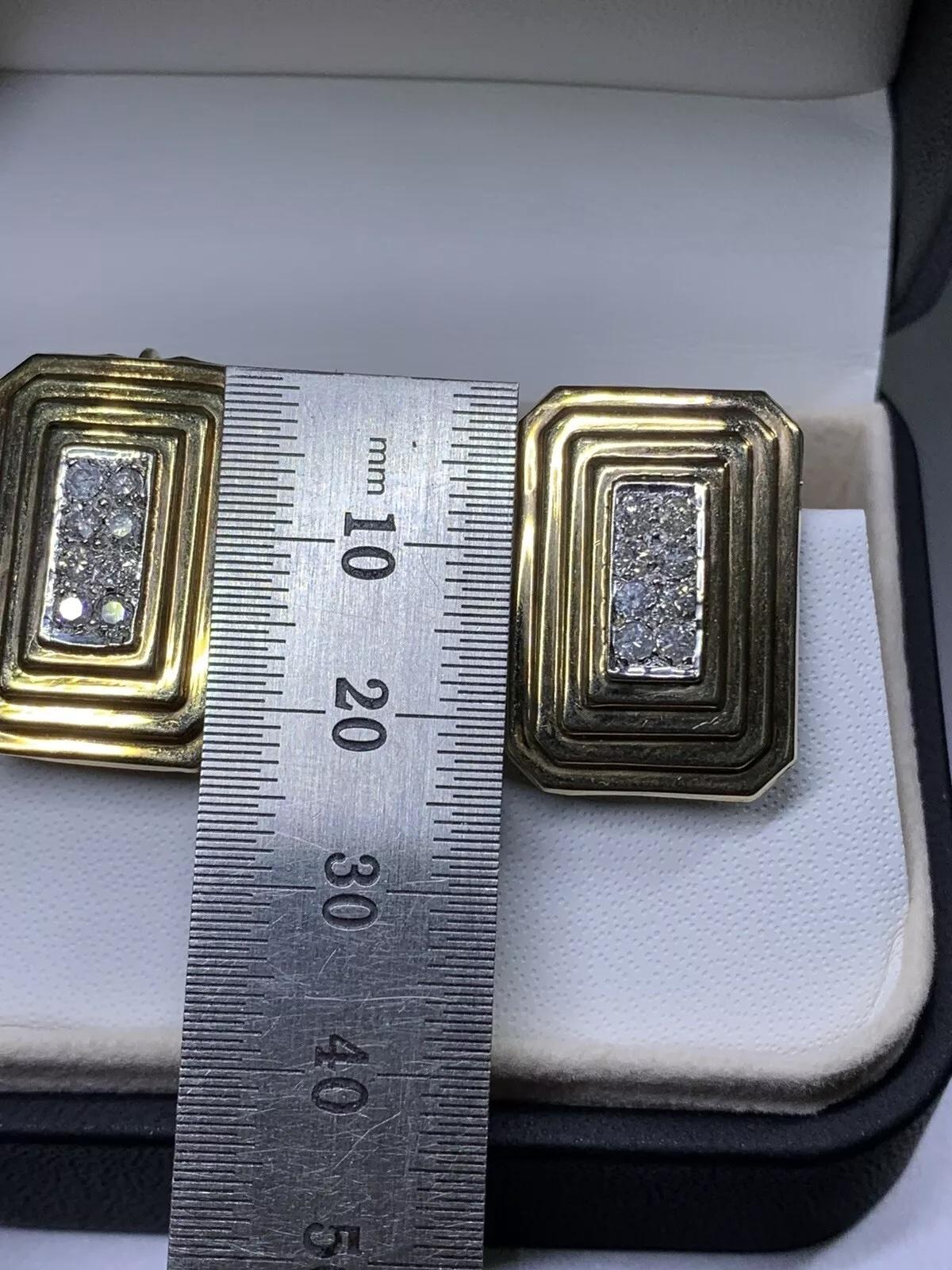 Orecchini con diamante rotondo da 0,85 carati in stile art déco, in oro giallo 9ct, a forma di quadrato allungato.

Peso 4,0 g

Scatola e valutazione incluse.

Questi splendidi orecchini pendenti con chiusura a leva sono un accessorio indispensabile
