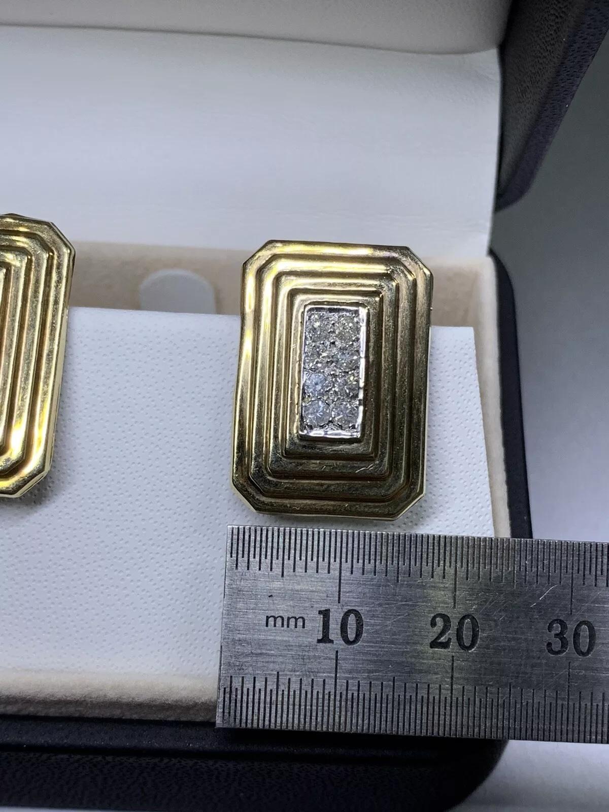 Taglio rotondo Orecchini in oro giallo 9ct con diamante rotondo da 0,85 carati in stile art deco, di forma allungata in vendita