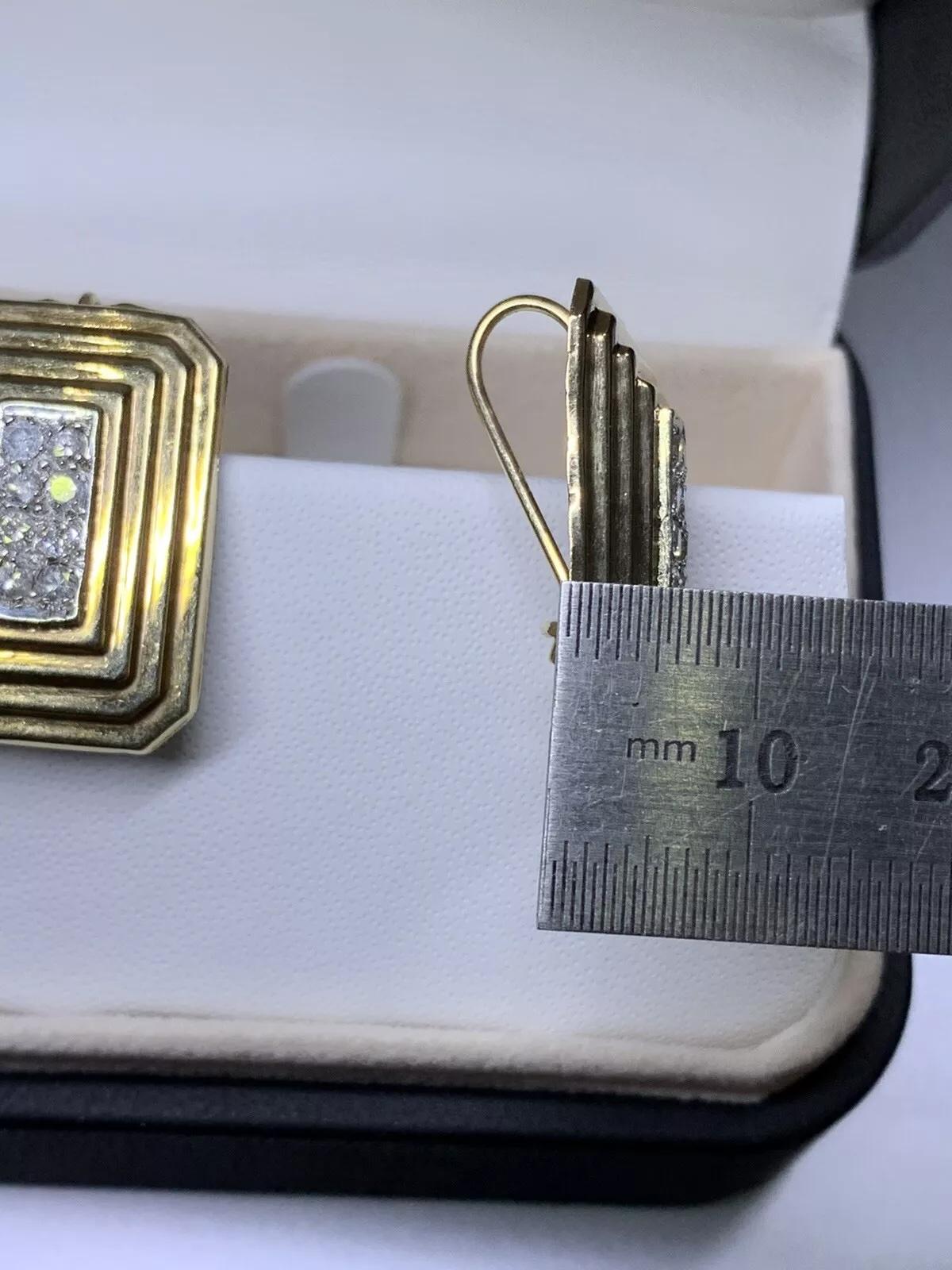 Orecchini in oro giallo 9ct con diamante rotondo da 0,85 carati in stile art deco, di forma allungata In condizioni Nuovo in vendita a London, GB
