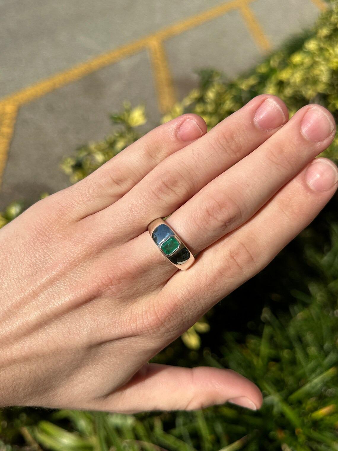 0.85ct SS Men's Vertical Bezel Set Green Emerald Cut Emerald Silver Band Ring For Sale 1