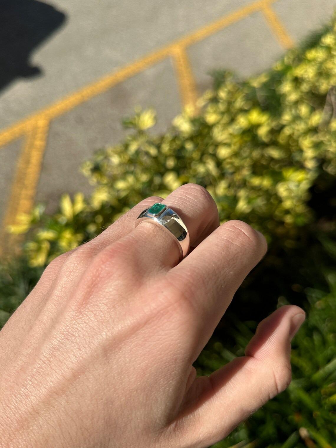 0.85ct SS Men's Vertical Bezel Set Green Emerald Cut Emerald Silver Band Ring For Sale 2