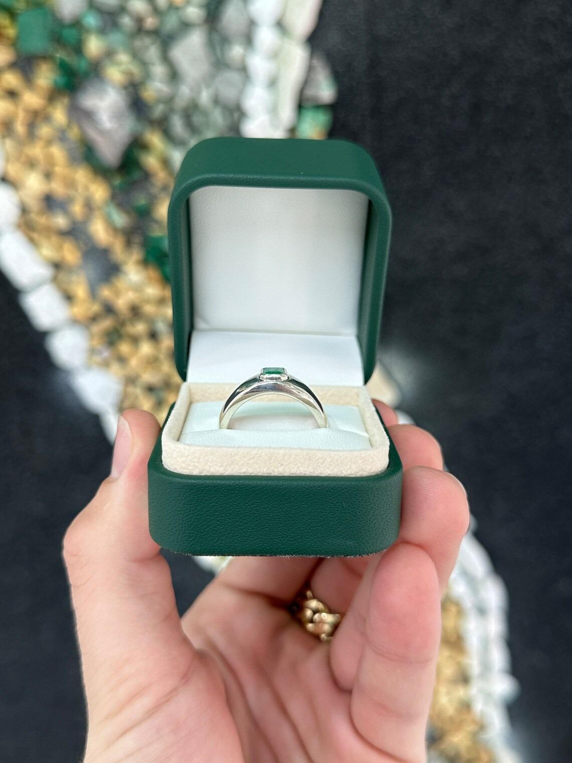 0.85ct SS Men's Vertical Bezel Set Green Emerald Cut Emerald Silver Band Ring For Sale 3