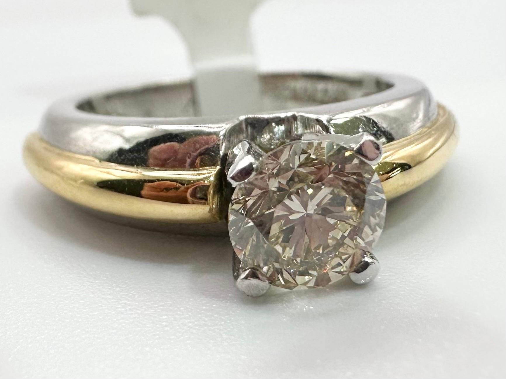 Taglio rotondo Anello di fidanzamento con diamante in platino da 0,85 carati in oro 14KT in vendita