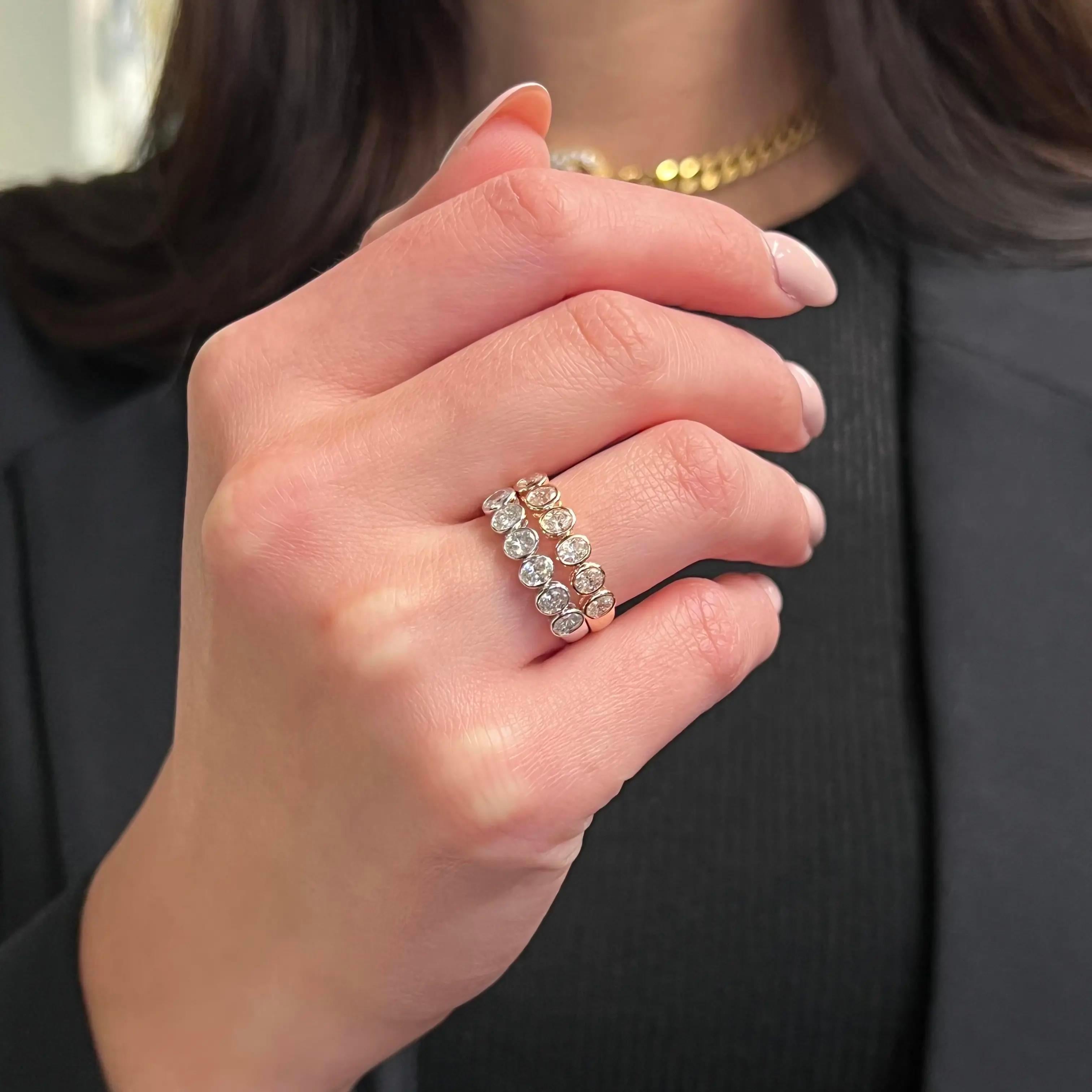 Anneau d'éternité en or rose 18 carats avec diamant taille ovale serti clos de 0,85 carat Pour femmes en vente