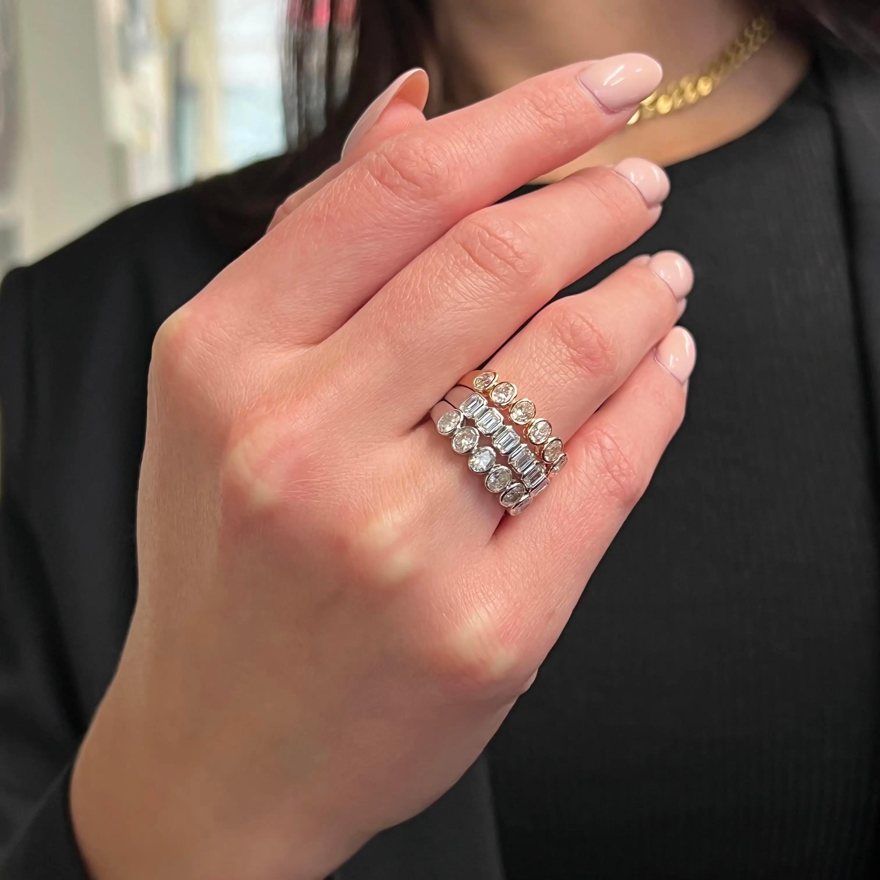 Anneau d'éternité en or rose 18 carats avec diamant taille ovale serti clos de 0,85 carat en vente 1