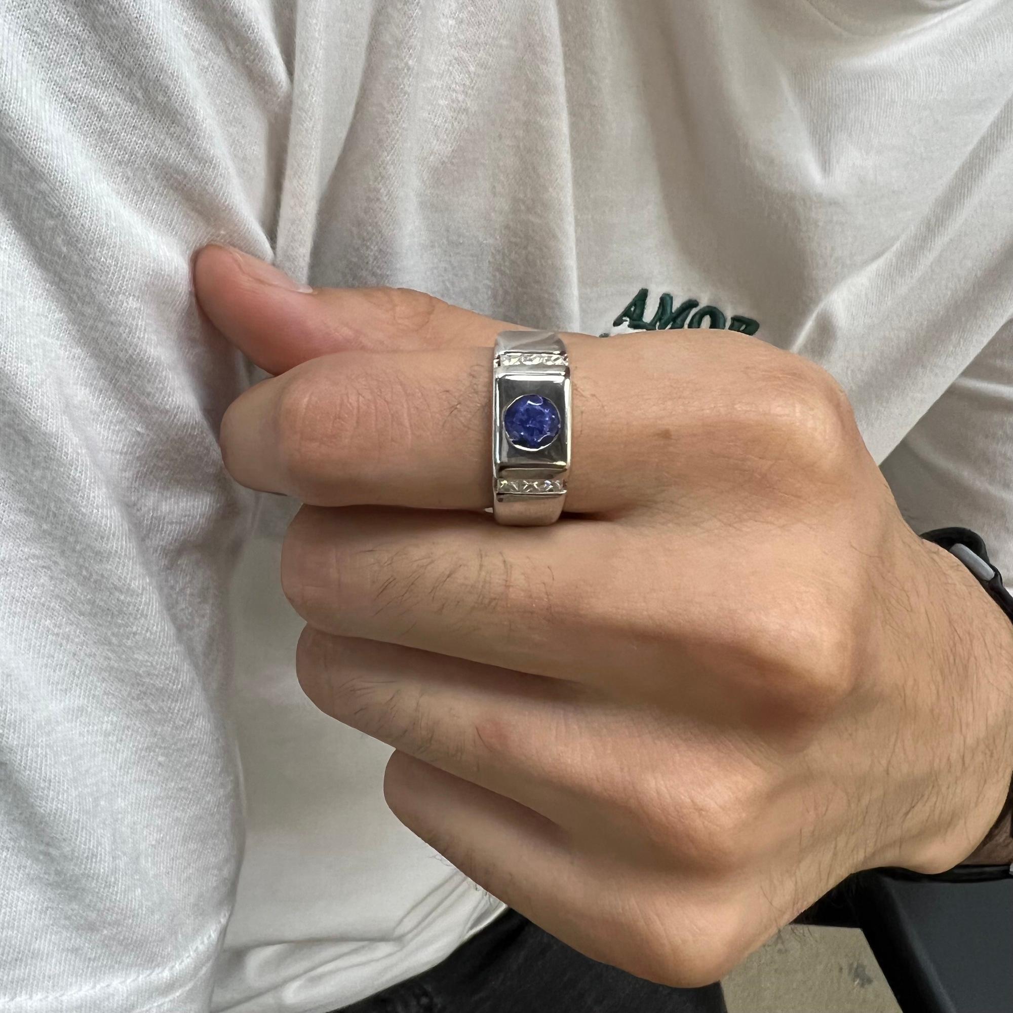0.85cttw Tanzanite & 0.50cttw Diamond Mens Ring 14K White Gold In Excellent Condition For Sale In New York, NY