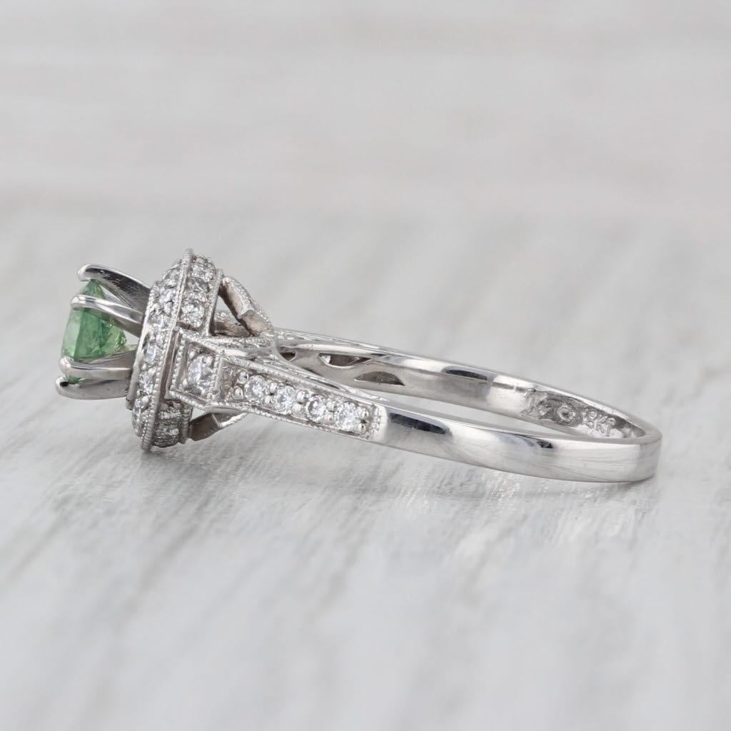 Información sobre la gema:
- Granate Demantoide Natural -
Quilates - 0.55ct 
Talla - Redonda brillante
Color - Verde
Ten en cuenta que la superficie está un poco desgastada.

- Diamantes naturales -
Quilates totales - 0,30ctw
Talla - Redonda