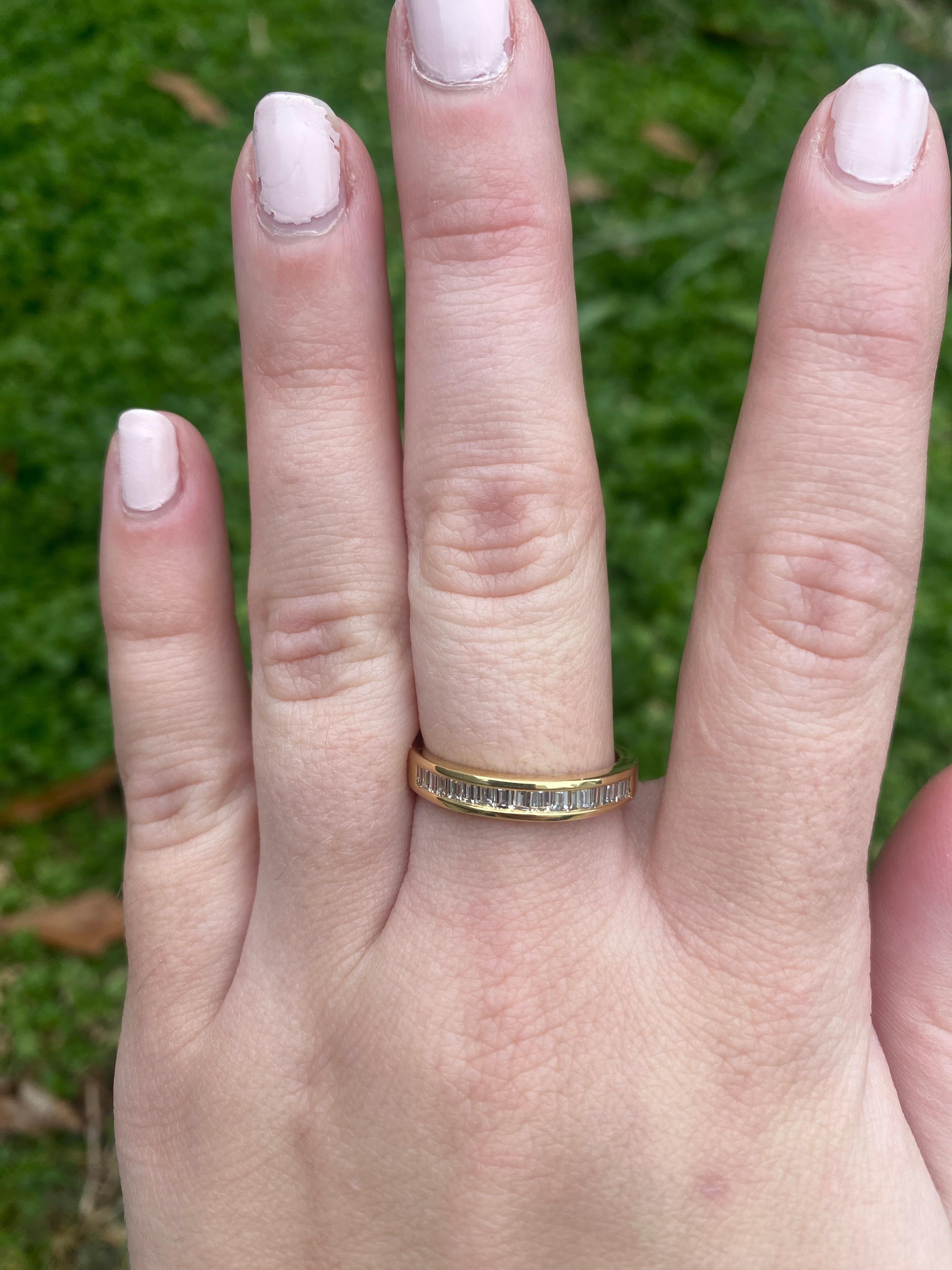 Bague à anneau cannelé baguette en or jaune 18 carats et diamant 0,85 carat, taille de bague 8,25 en vente 4