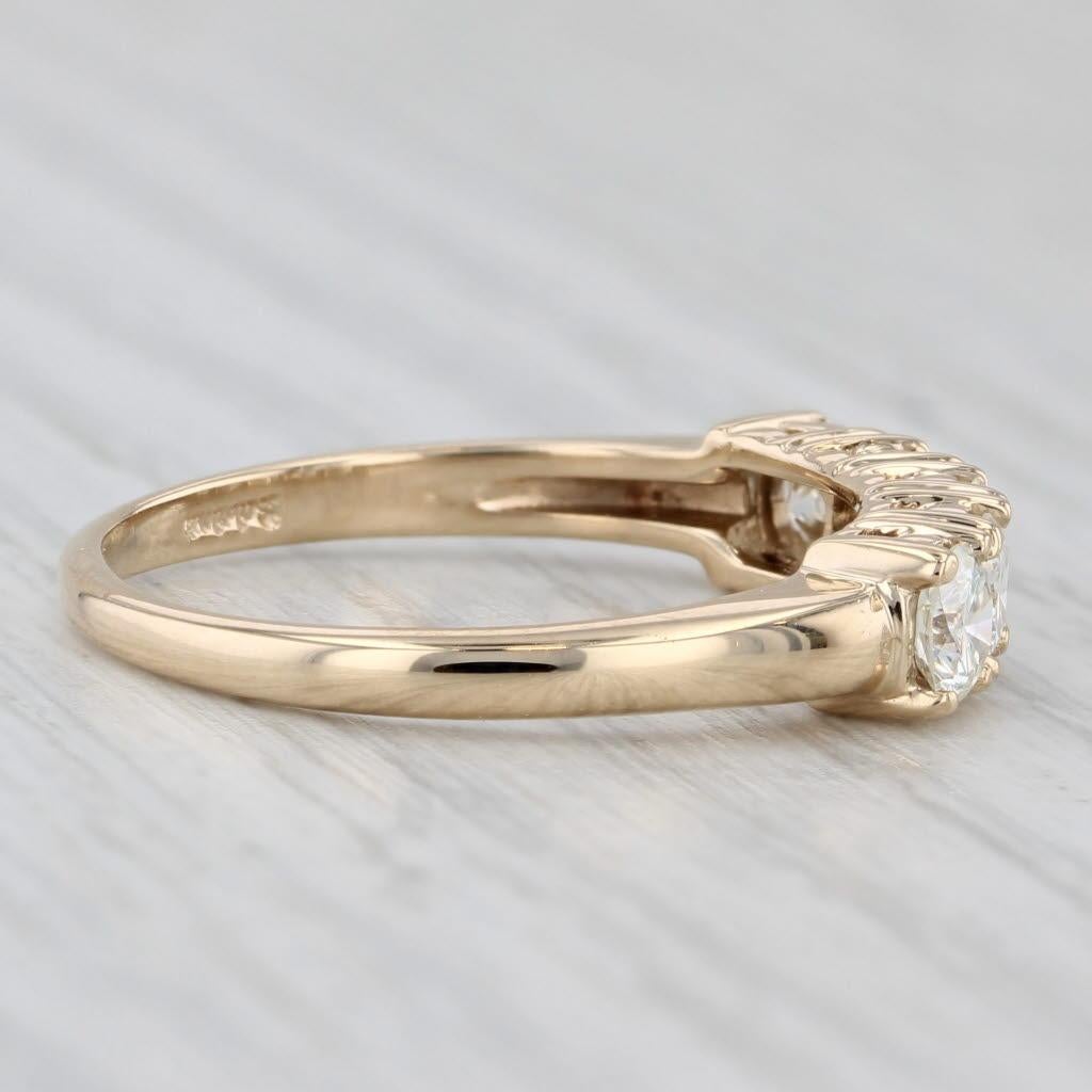 Informations sur les pierres précieuses :
- Diamants naturels -
Total des carats - 0.85ctw
Taille - Brilliante ronde
Couleur - H - J
Clarté - VS2 - SI2

Métal : Or jaune 14k
Poids : 3 grammes 
Timbres : 14kp (P comme Plumb pour l'or de haute