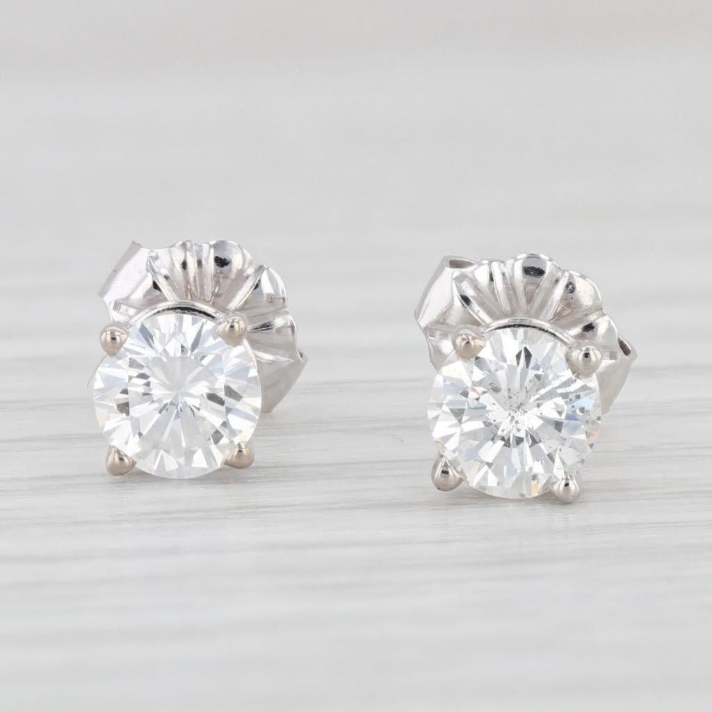Informazioni sulla gemma:
- Diamanti naturali -
Carati totali - 0,85ctw 
Taglio - Brillante rotondo
Colore - G - H.
Chiarezza - SI2

Metallo: oro bianco 14k  
Peso: 0,9 grammi 
Timbri: 14k
Chiusura: Pali a bastone e dorsi a farfalla
Misure: 5 mm
