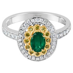 Anillo en racimo de oro blanco con esmeralda y diamantes verdes y blancos de 0,86 quilates