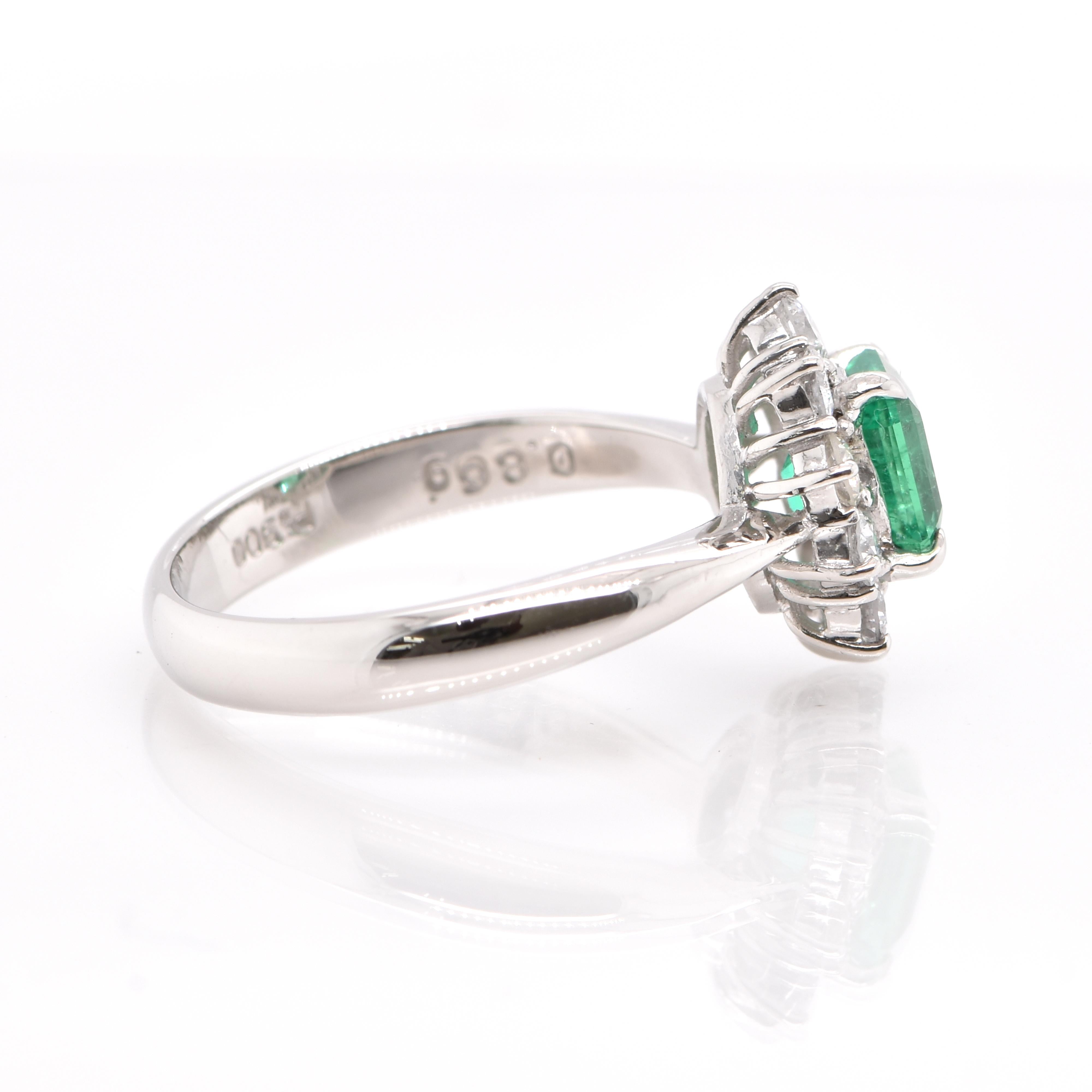 0.86 Carat Natural Emerald and Diamond Halo Ring Set in Platinum In New Condition In Tokyo, JP