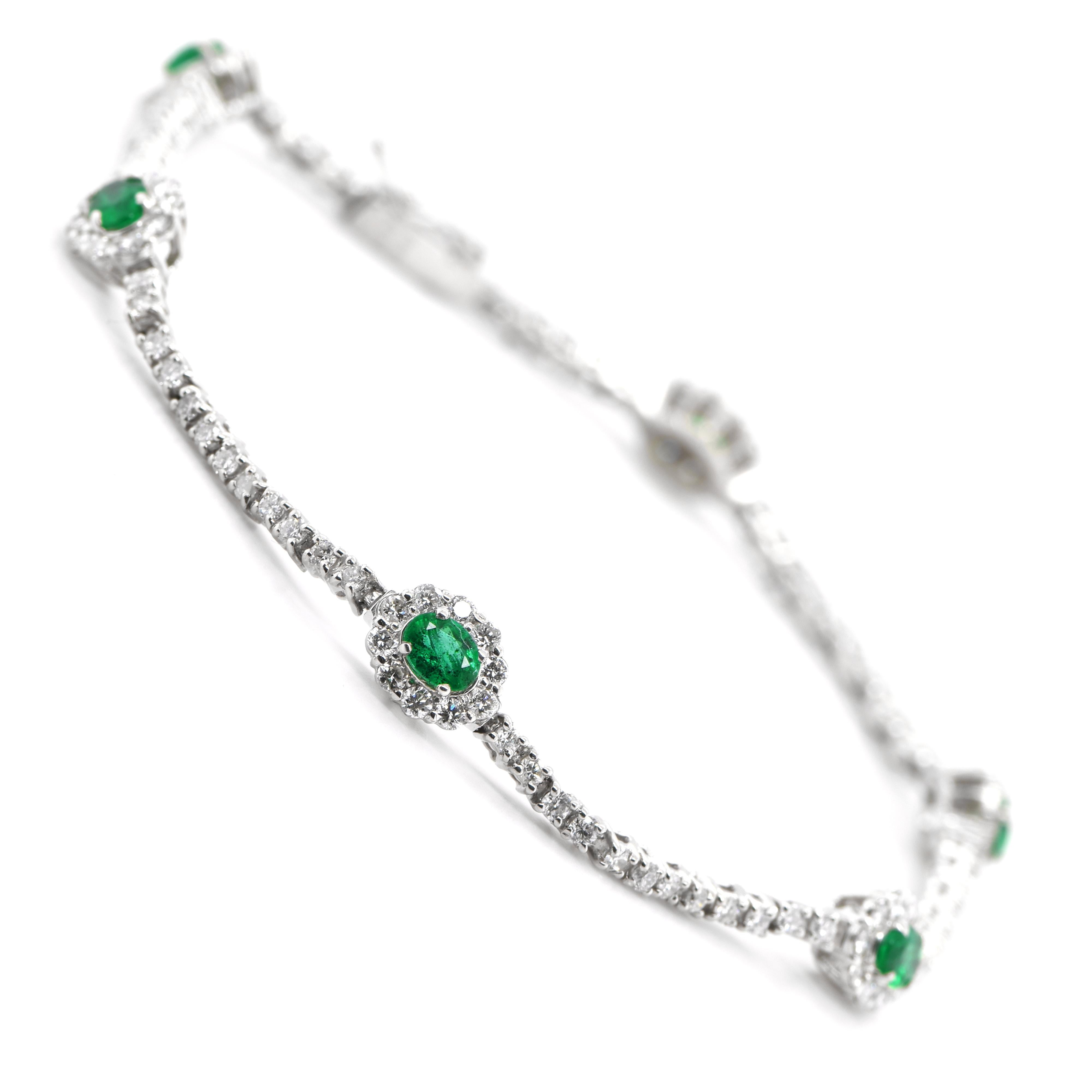 0.86 Carat Natural Emeralds and Diamonds Tennis Bracelet Set in Platinum In New Condition In Tokyo, JP