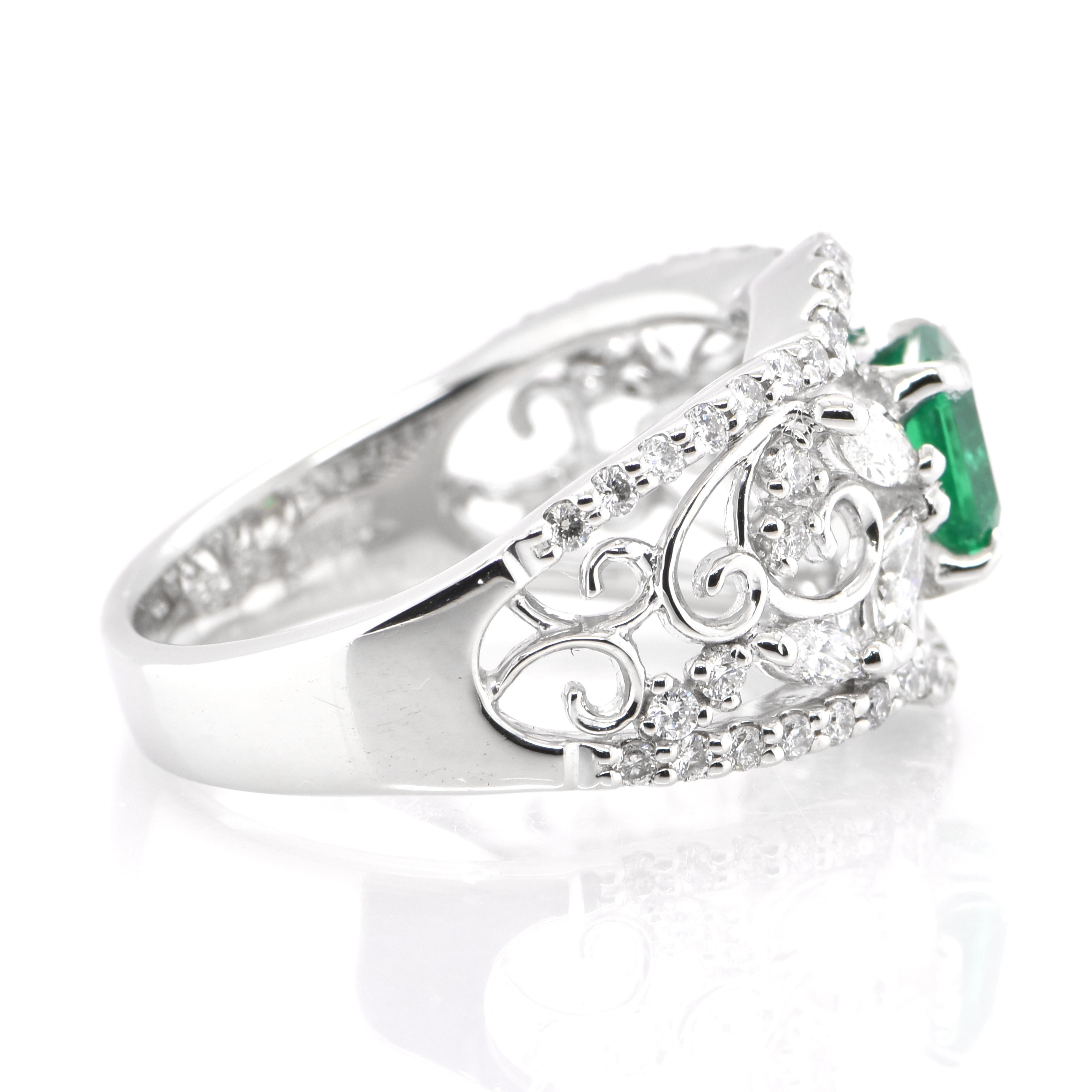 0.86 Carat Natural Vivid Green Emerald and Diamond Ring Set in Platinum In New Condition In Tokyo, JP