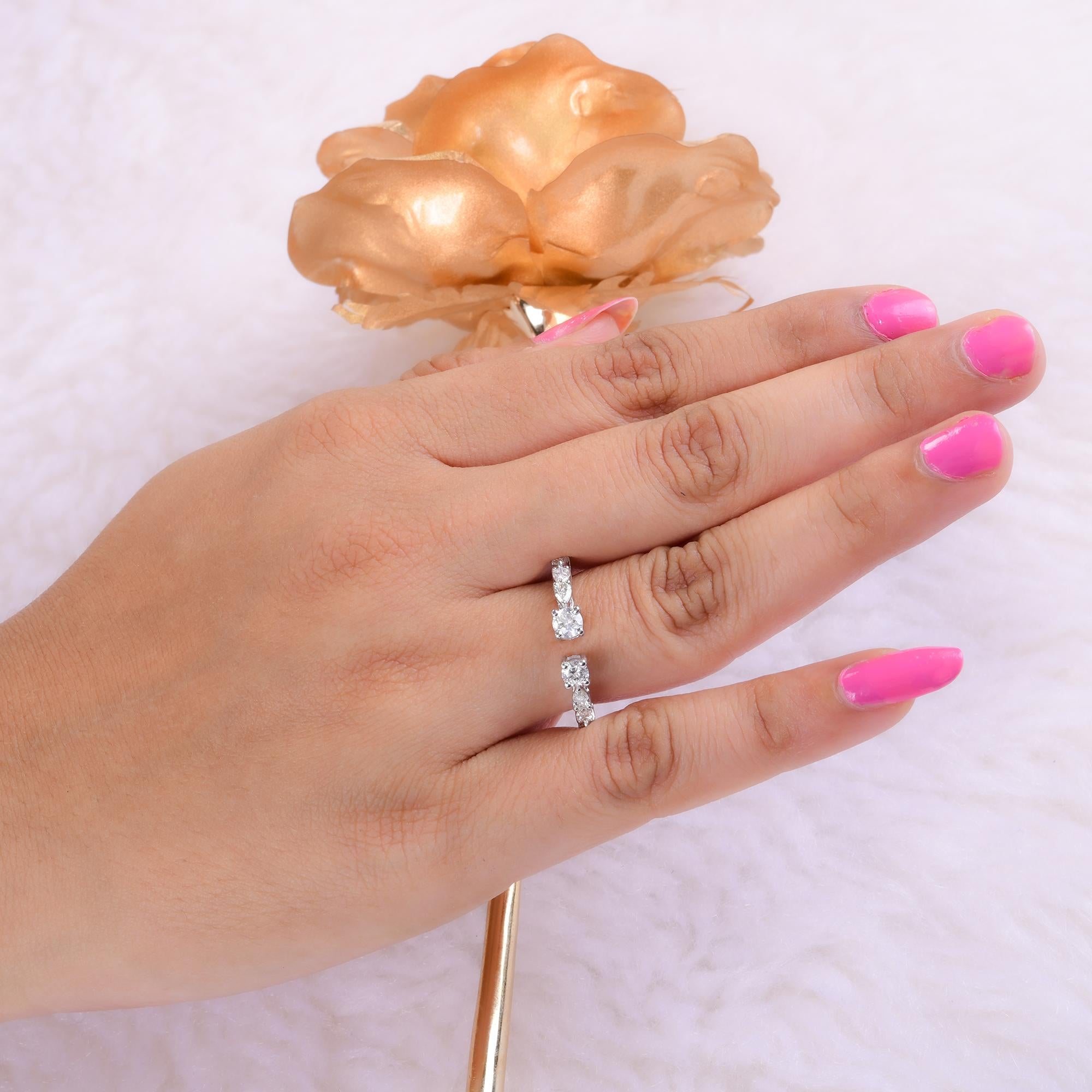 Bague manchette en or blanc 18 carats avec diamants taille poire et rond de 0,86 carat, faite à la main Neuf - En vente à Diera, Dubai