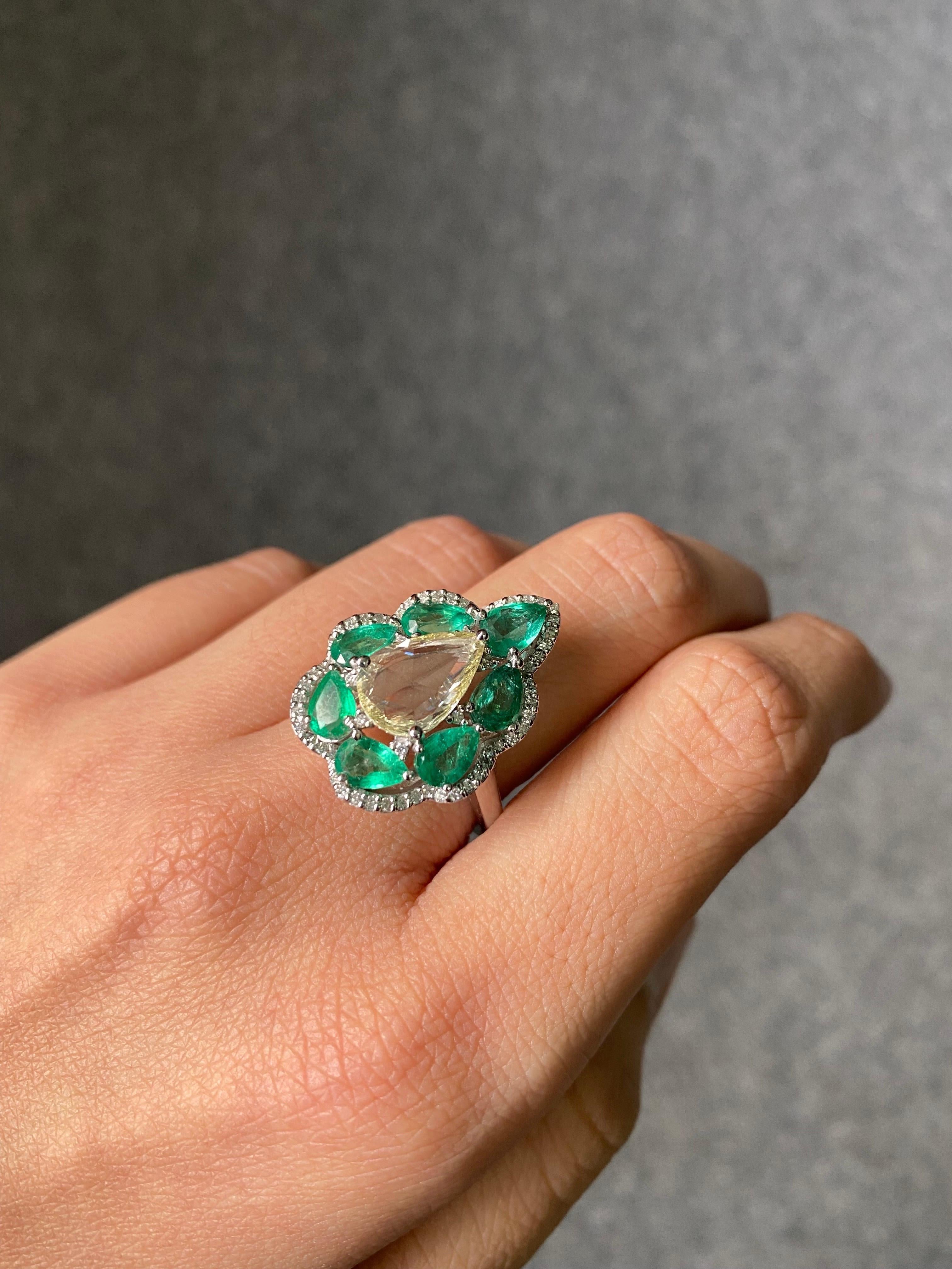 0,86 Karat birnenförmiger Diamant und Smaragd Verlobungsring (Art déco) im Angebot