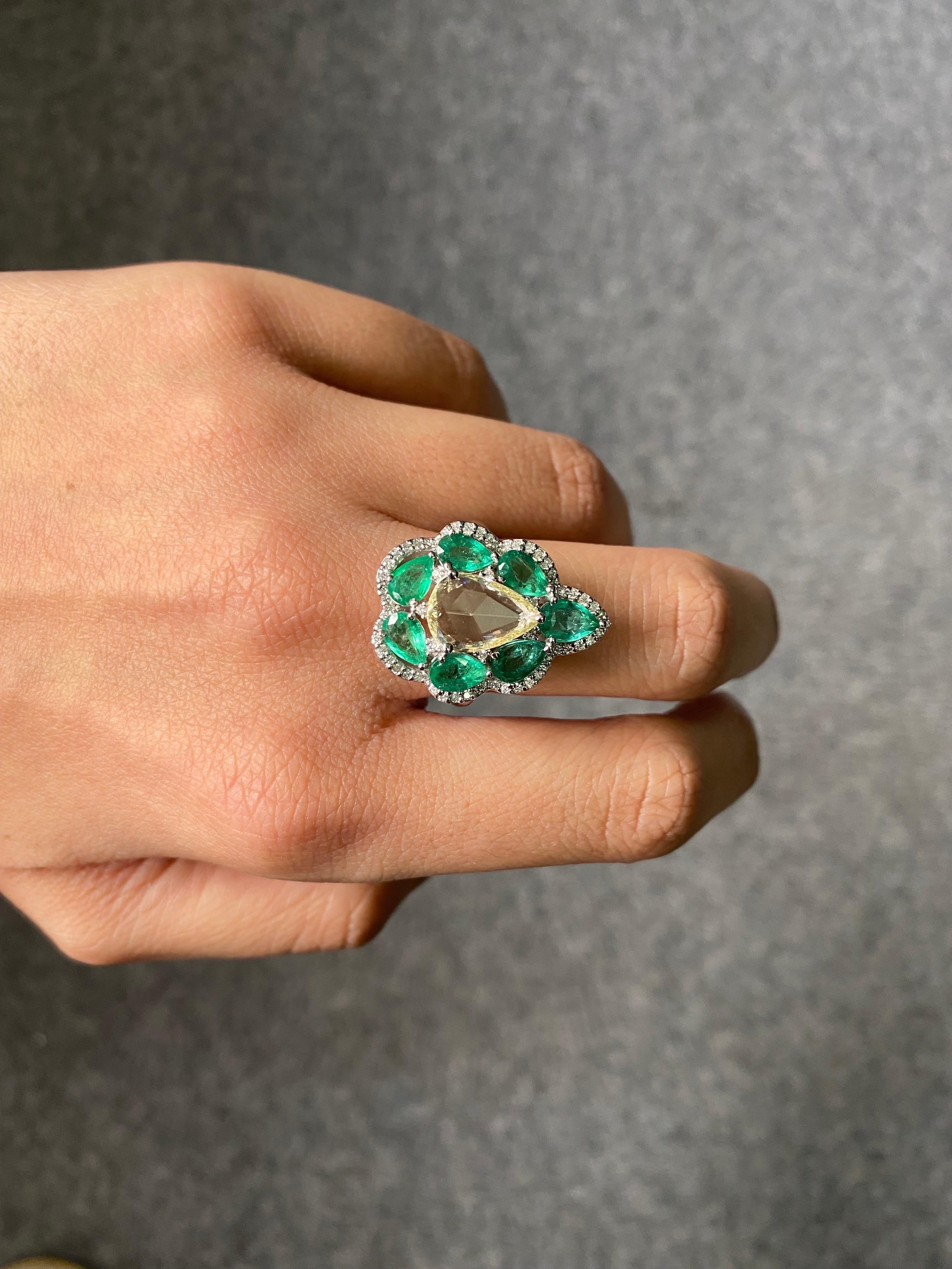 0,86 Karat birnenförmiger Diamant und Smaragd Verlobungsring im Zustand „Neu“ im Angebot in Bangkok, Thailand