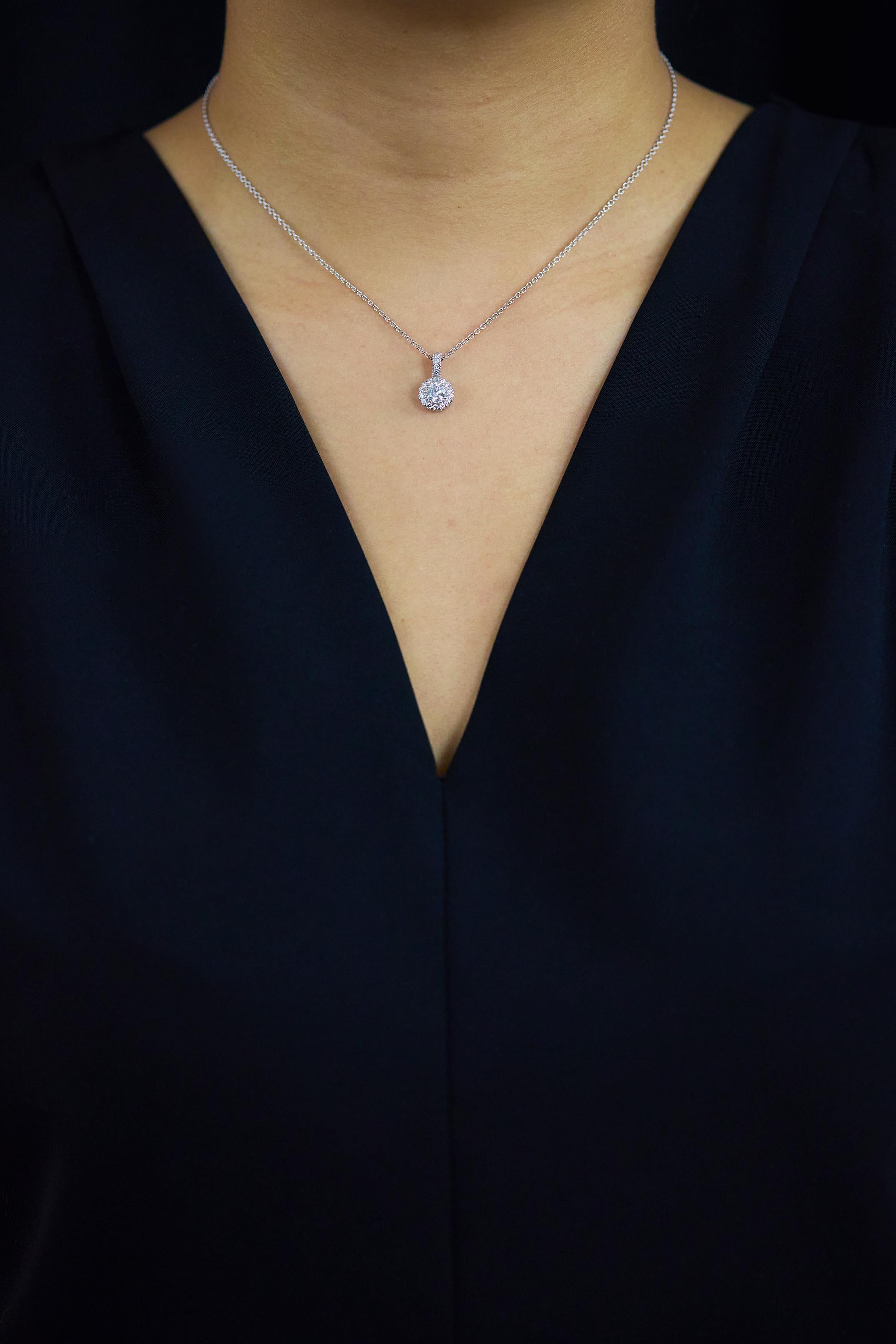 Collier pendentif halo en or blanc avec diamants ronds et brillants de 0,86 carat au total Neuf - En vente à New York, NY