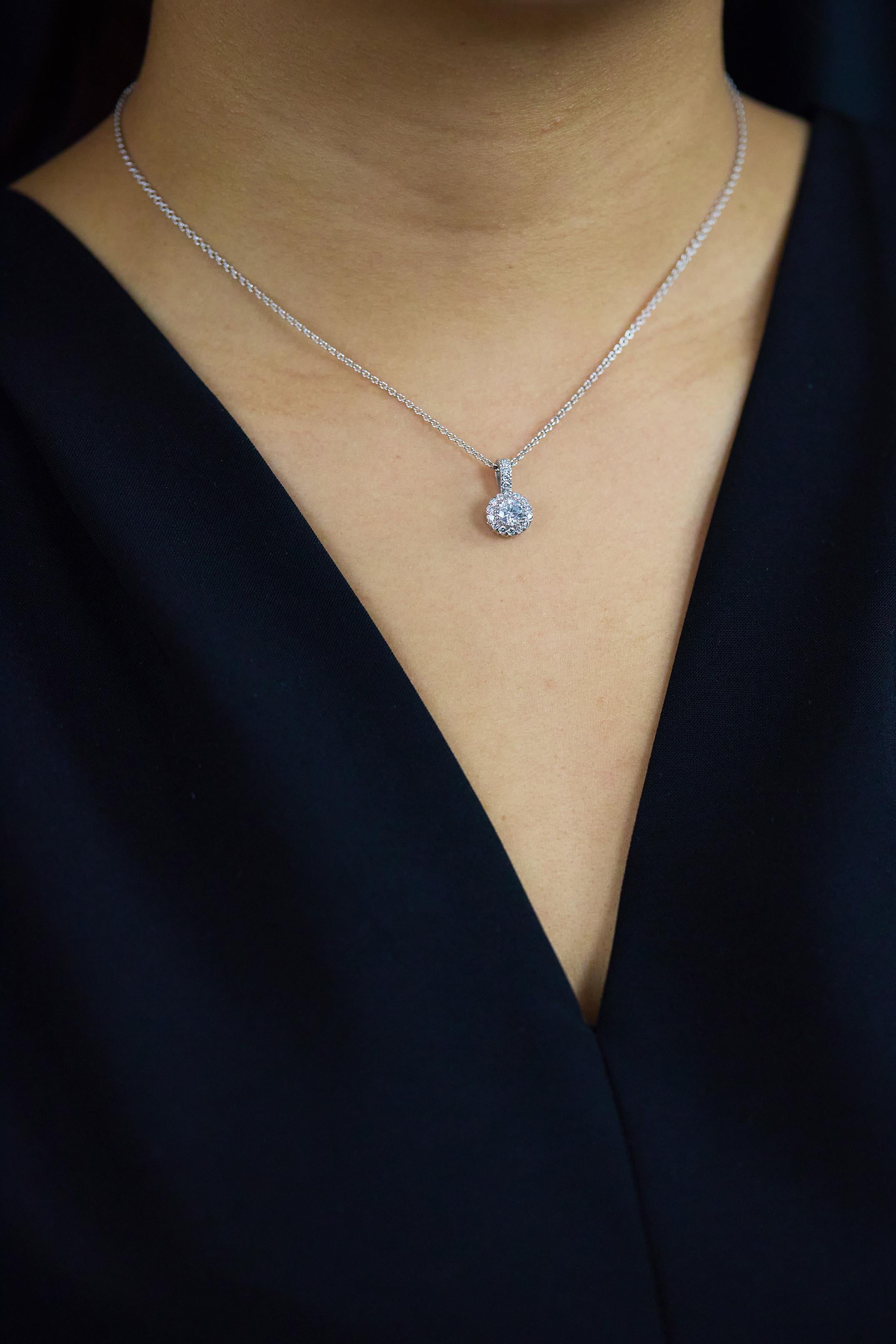 Collier pendentif halo en or blanc avec diamants ronds et brillants de 0,86 carat au total en vente 1