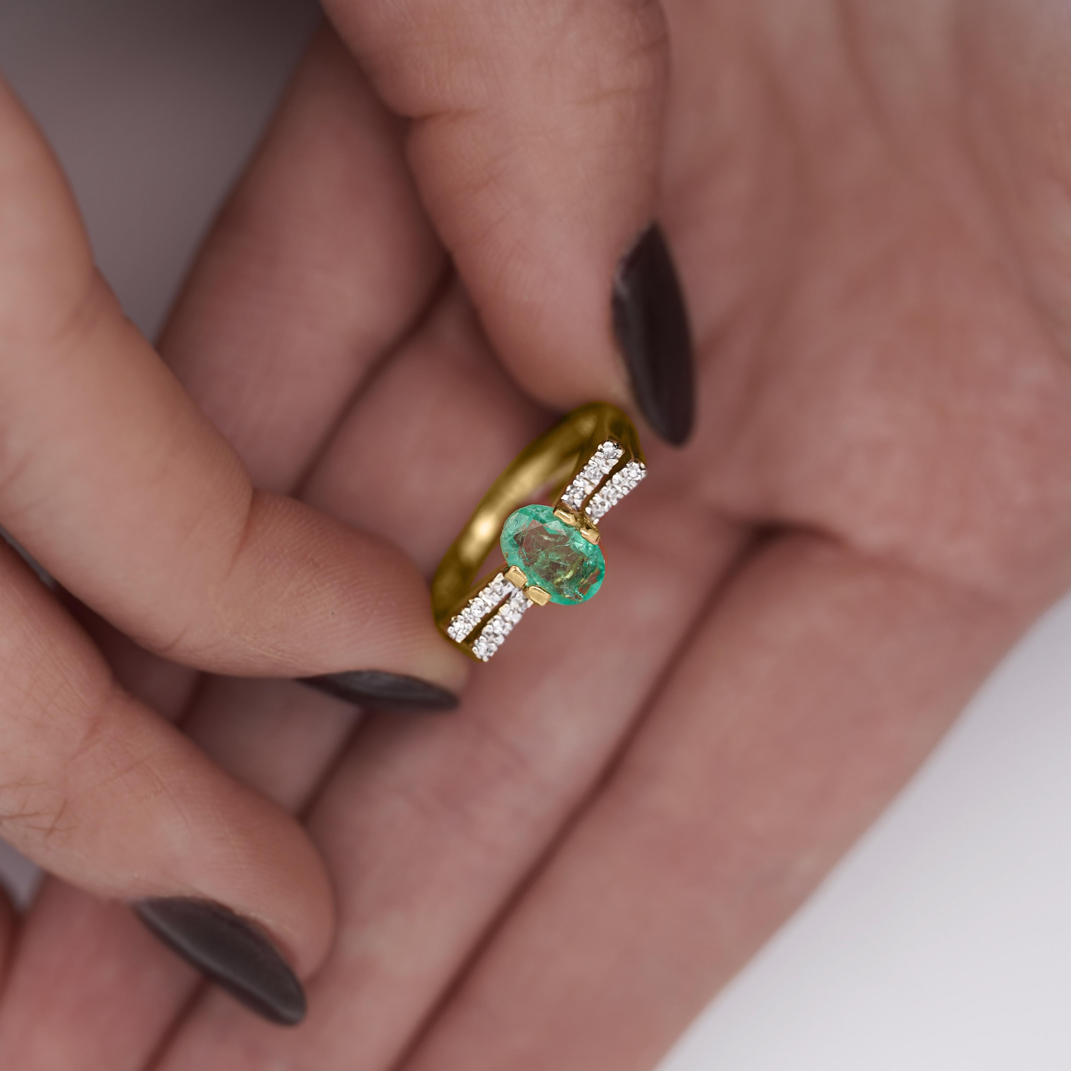 Contemporary 0.86 Carat Vibrant Green Oval Cut Emerald & Diamond in 14KY Gold Statement Ring For Sale