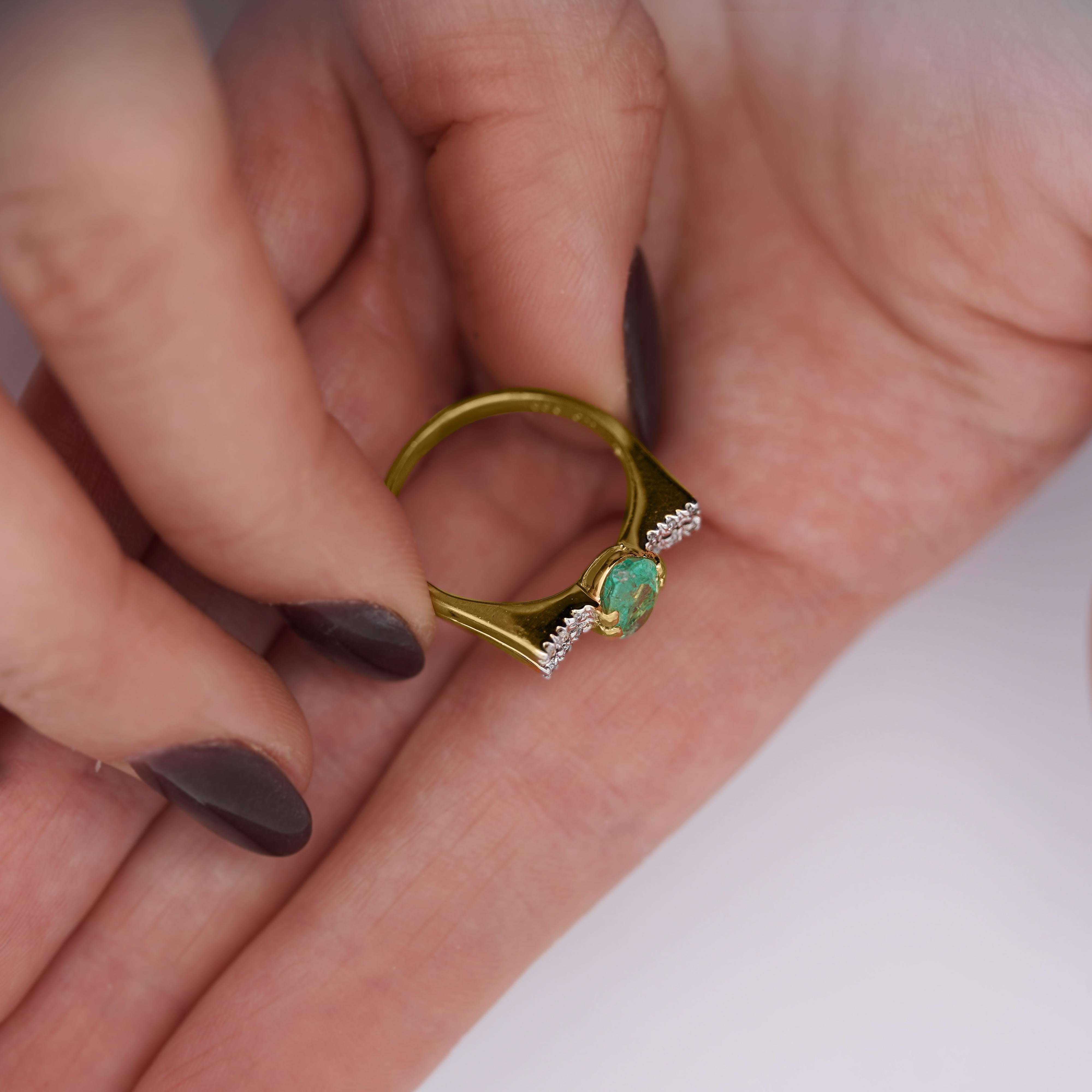 0.86 Carat Vibrant Green Oval Cut Emerald & Diamond in 14KY Gold Statement Ring In New Condition For Sale In Miami, FL