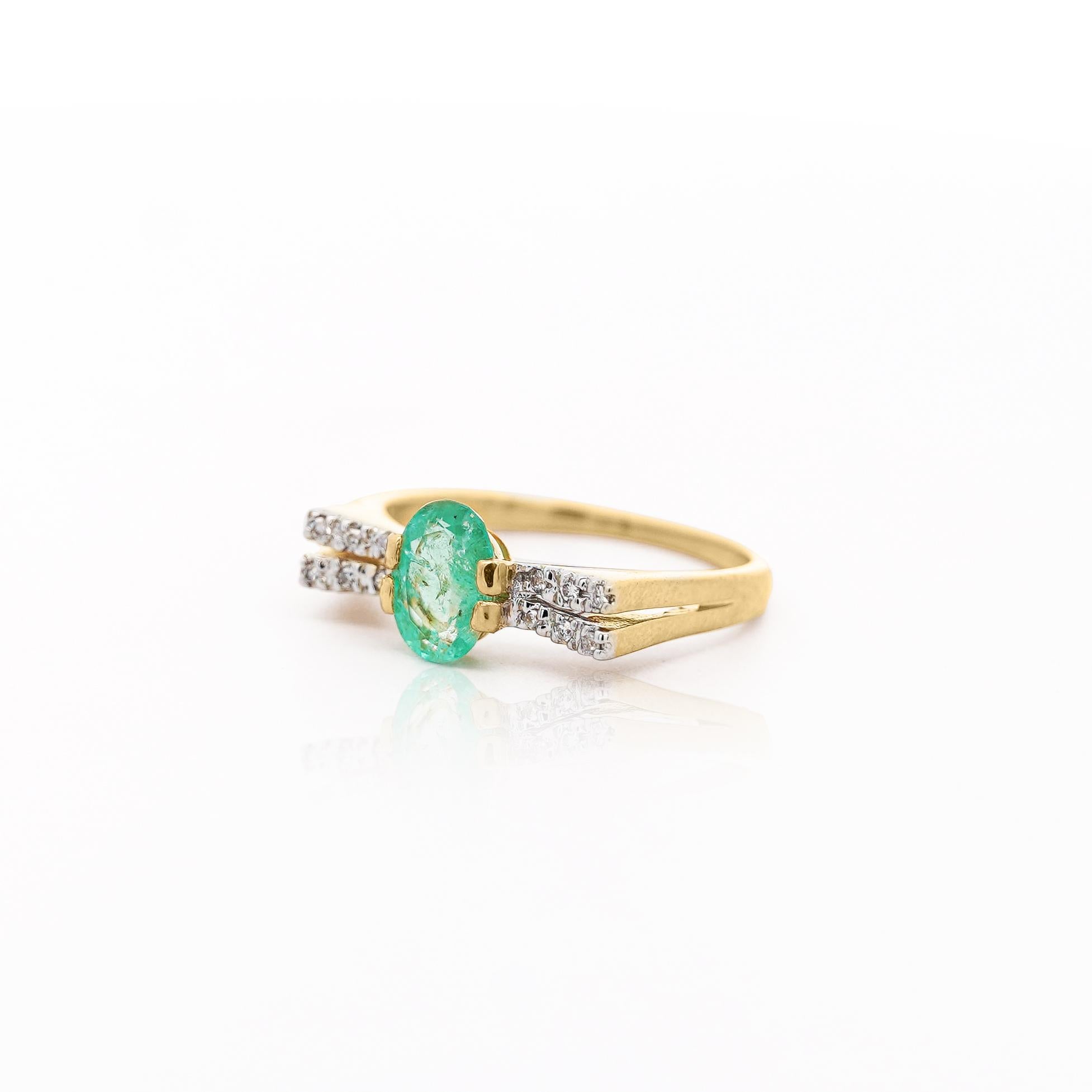 Women's 0.86 Carat Vibrant Green Oval Cut Emerald & Diamond in 14KY Gold Statement Ring For Sale