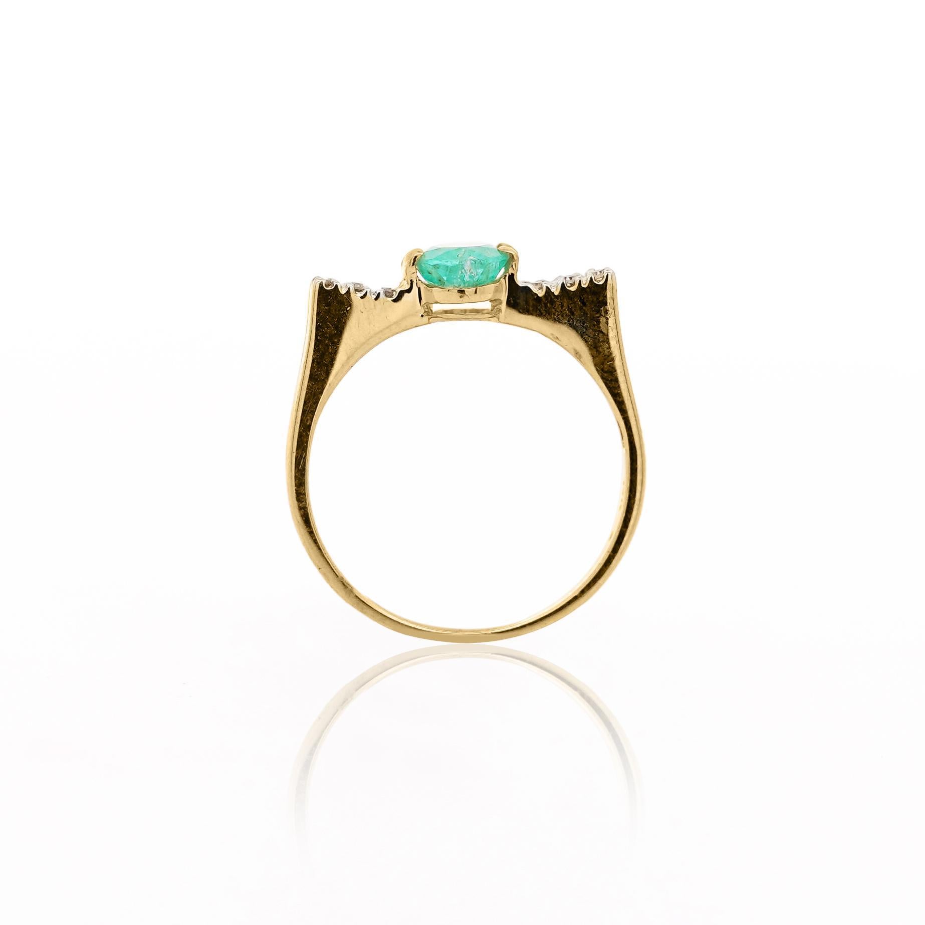 0.86 Carat Vibrant Green Oval Cut Emerald & Diamond in 14KY Gold Statement Ring For Sale 2