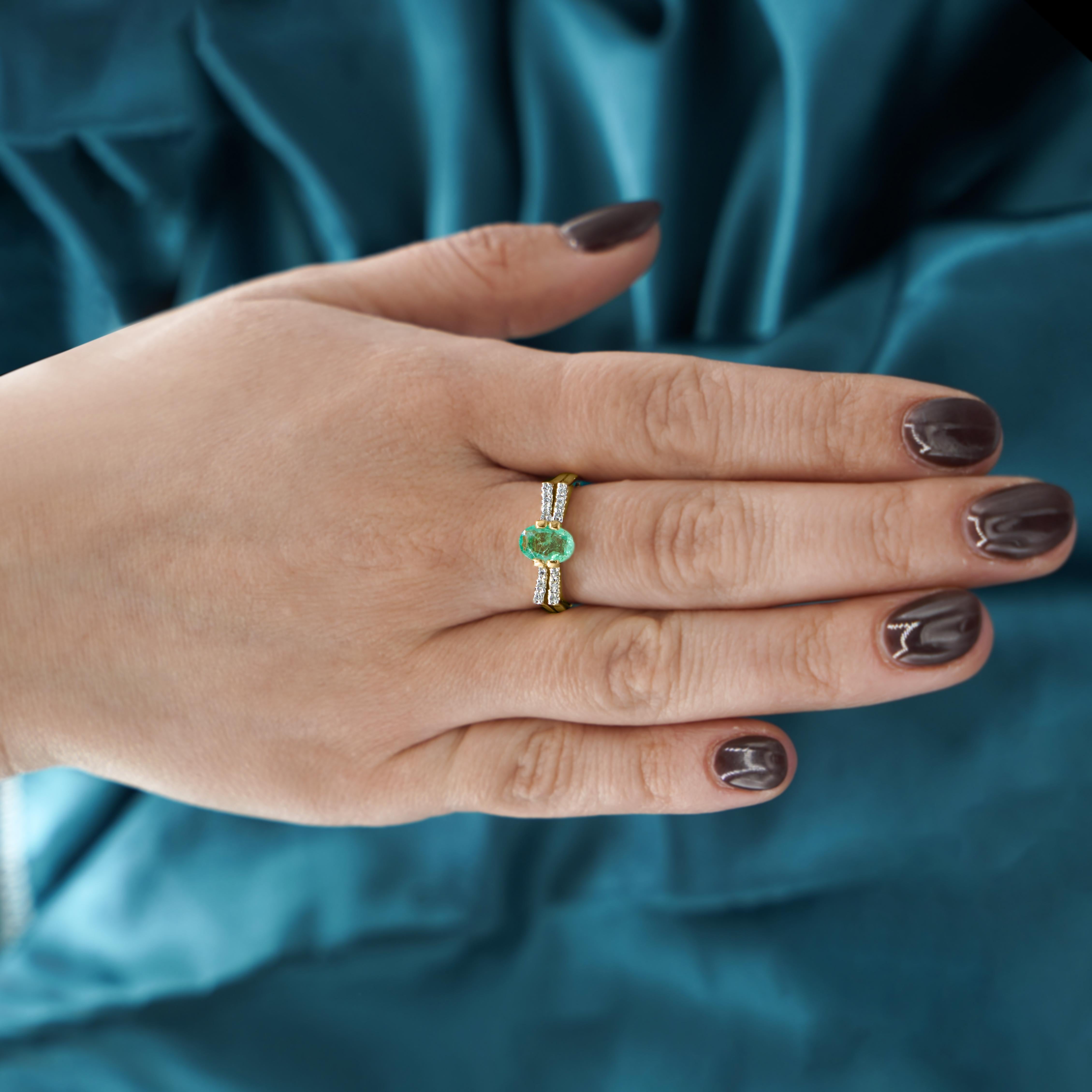 0.86 Carat Vibrant Green Oval Cut Emerald & Diamond in 14KY Gold Statement Ring For Sale 3