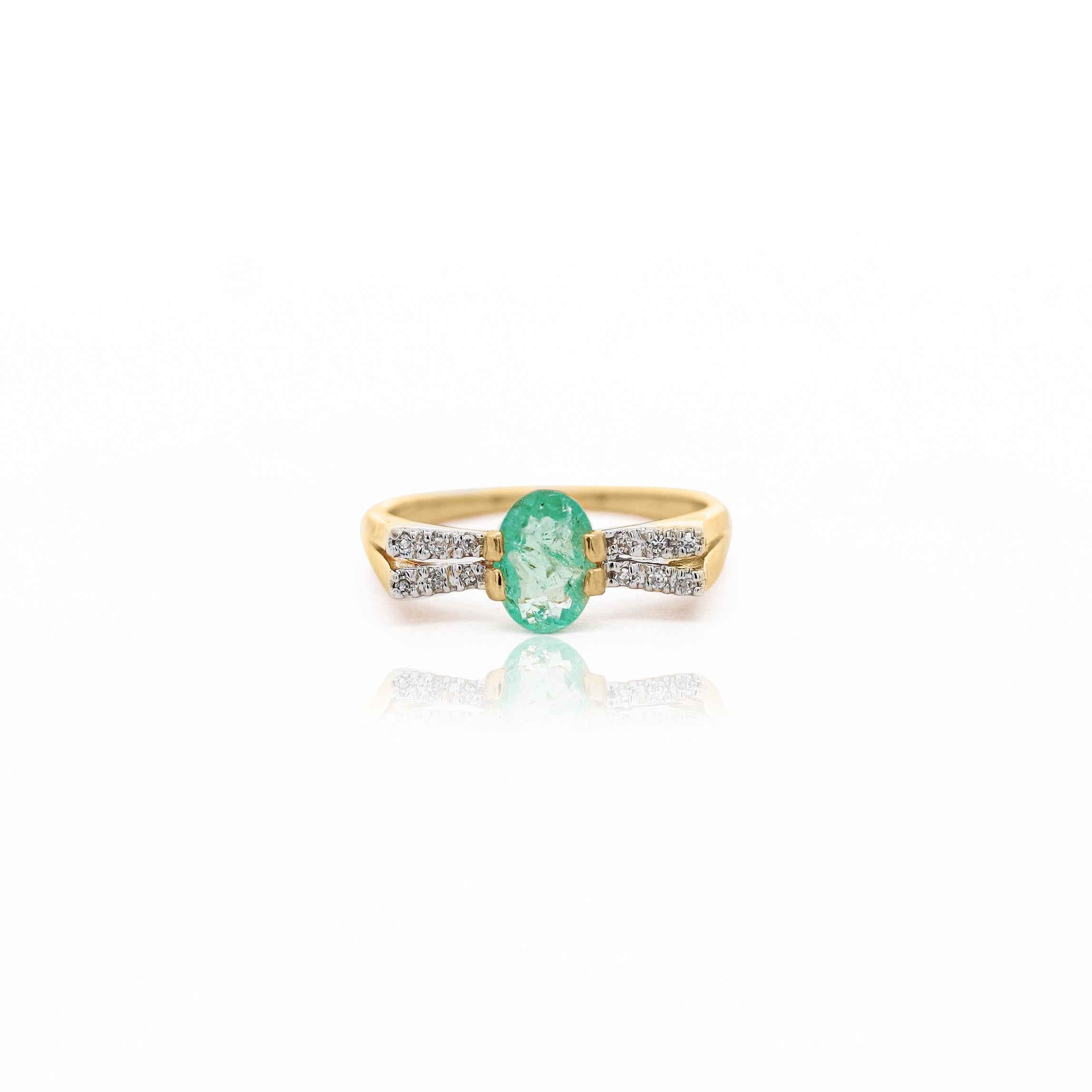 0.86 Carat Vibrant Green Oval Cut Emerald & Diamond in 14KY Gold Statement Ring For Sale 4
