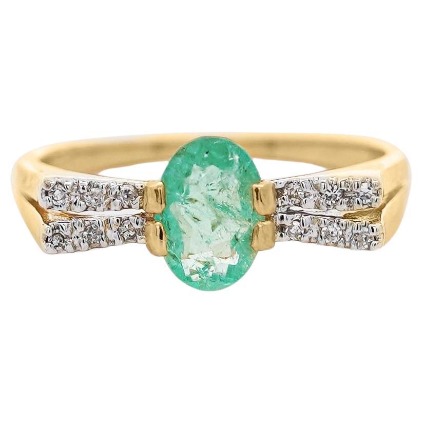 0.86 Carat Vibrant Green Oval Cut Emerald & Diamond in 14KY Gold Statement Ring For Sale