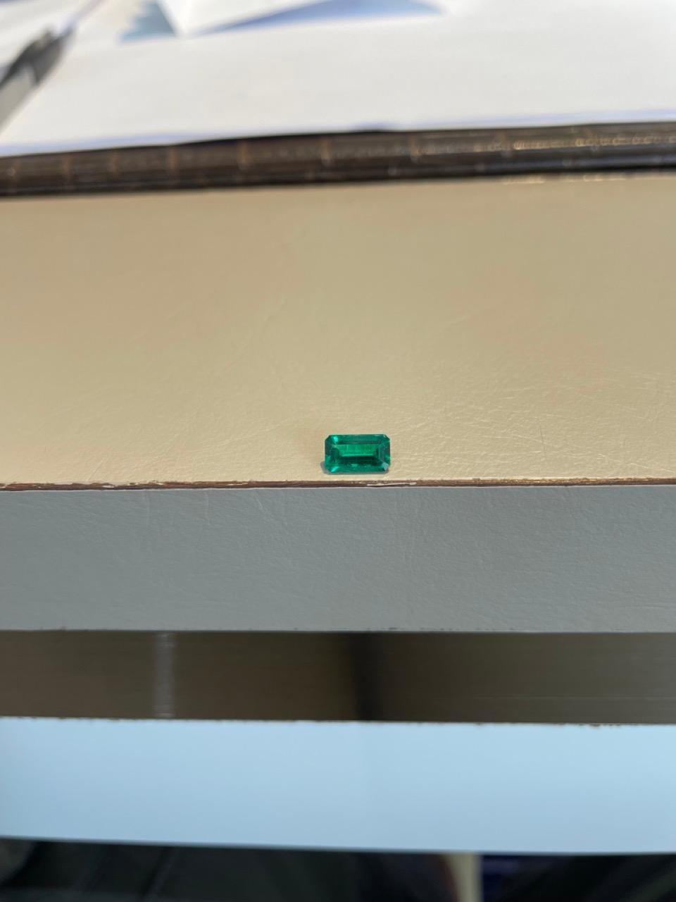 Wir präsentieren einen atemberaubenden kolumbianischen Smaragd im Smaragdschliff mit einem Gewicht von 0,86 Karat und den Abmessungen 3,12 x 4,63 x 3,15 mm. Er ist AGL-zertifiziert und wurde nicht mit Öl behandelt; dieser bemerkenswerte Edelstein