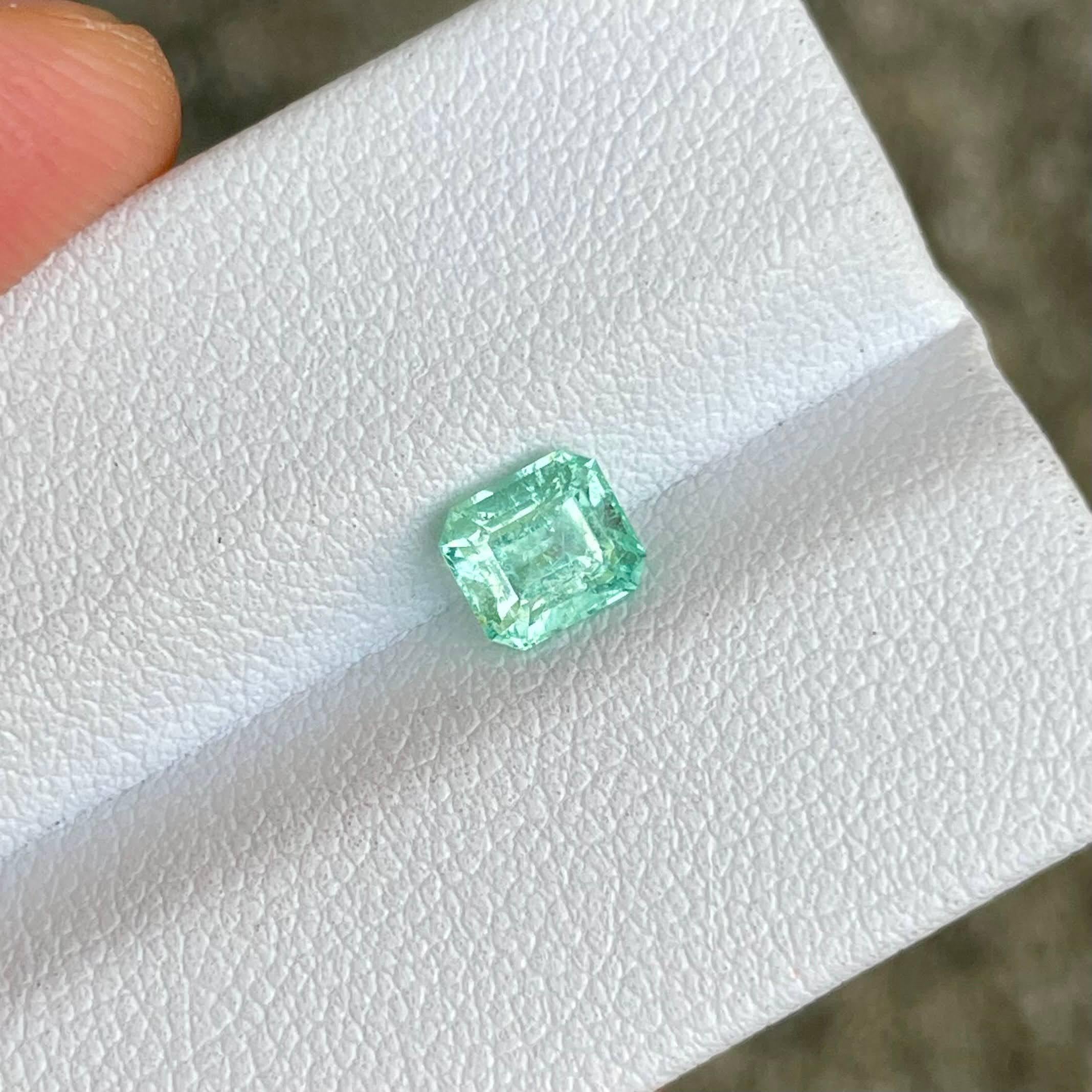 Gewicht 0,86 Karat 
Abmessungen 5,7x5,1x4,2 mm
Behandlung keine 
Herkunft Afghanistan 
Klarheit SI 
Form Achteck 
Smaragd schneiden 



Dieser atemberaubende Smaragdstein von 0.86 Karat, der sorgfältig in eine klassische Smaragdform geschliffen