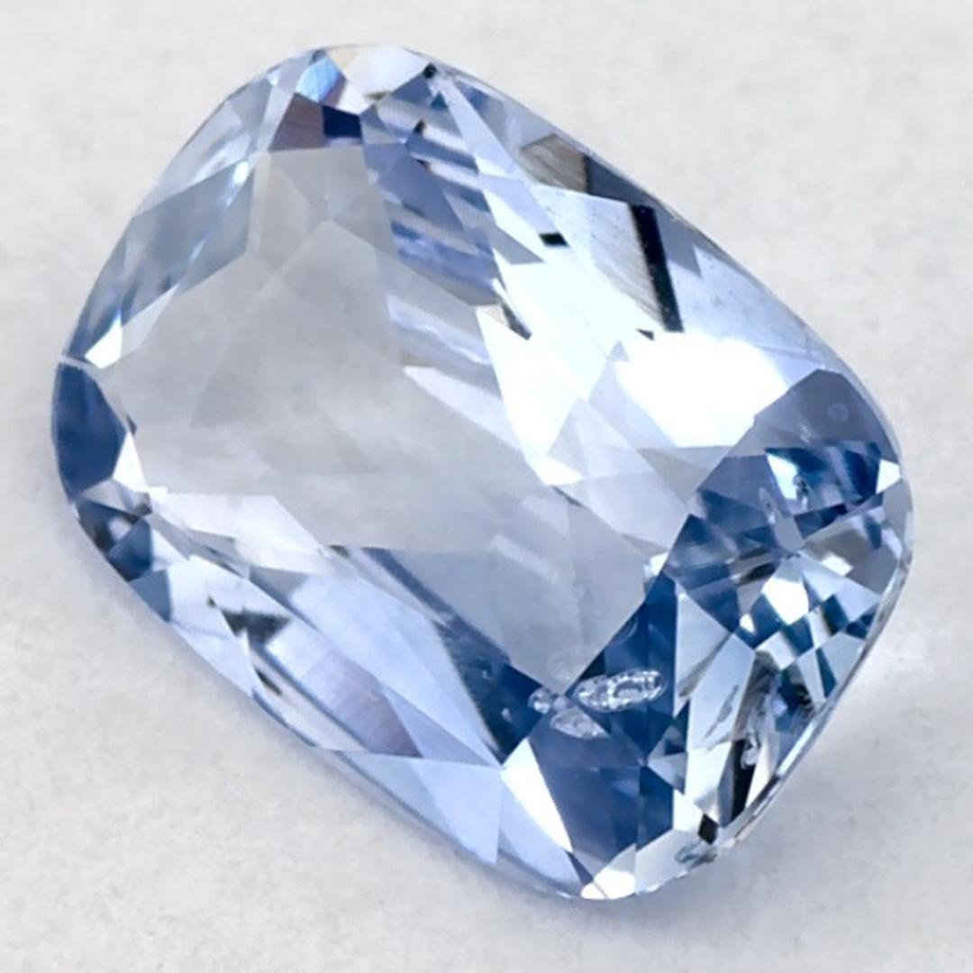 Questo zaffiro blu naturale offre eleganza e raffinatezza. Con la sua ricca saturazione del colore e il taglio preciso, è il centro perfetto per un anello di fidanzamento o un design di gioielli di lusso.

Questo zaffiro proviene dallo Sri Lanka