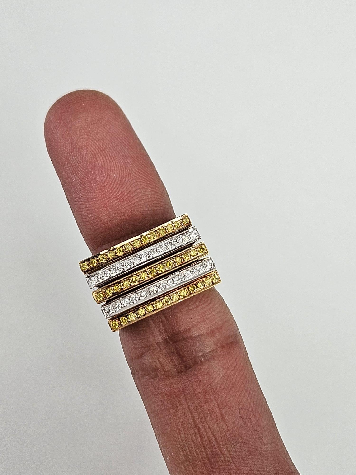 0.86 ct Canary and White Diamonds Stripe Ring In New Condition For Sale In New York, NY