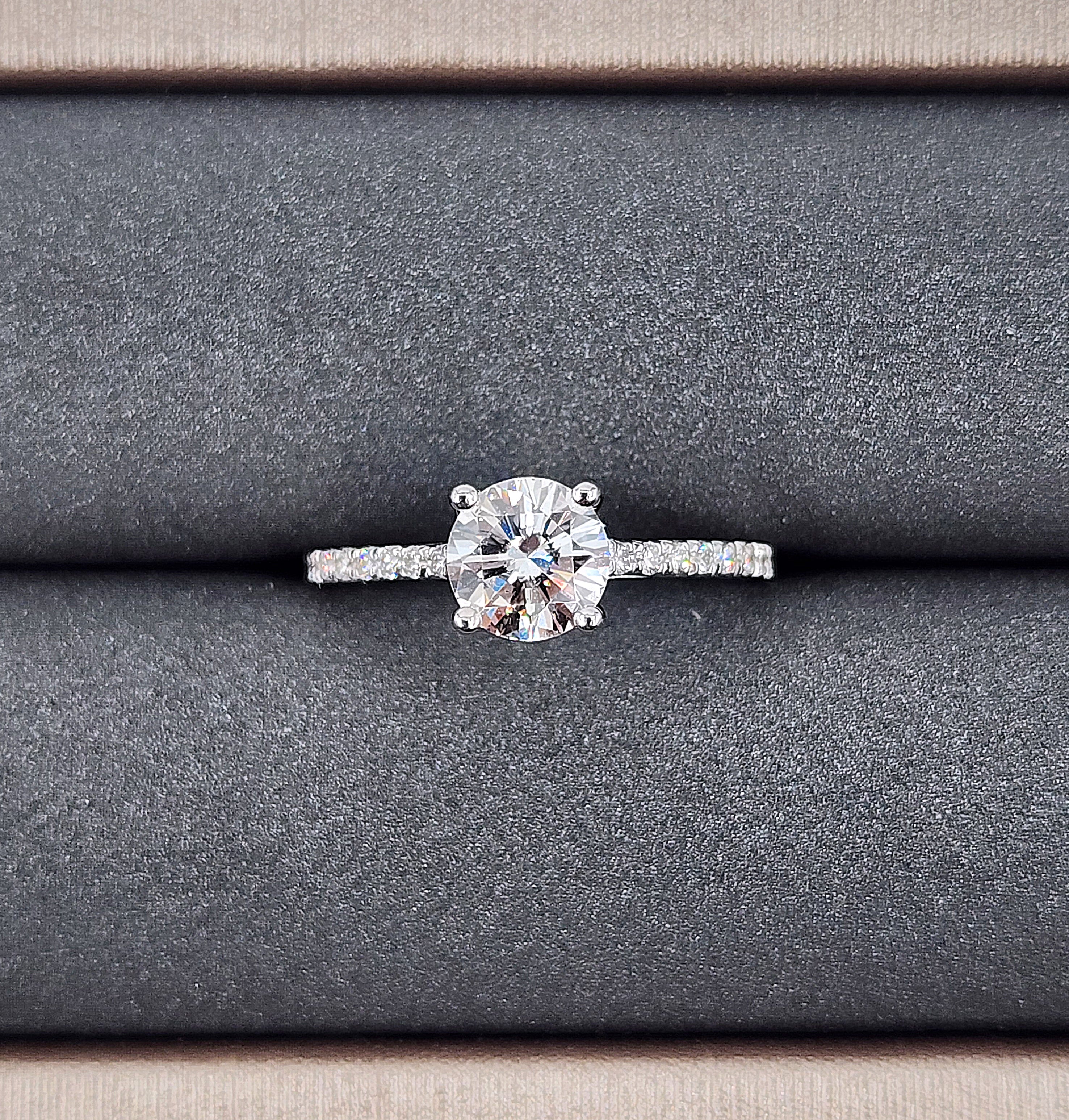 Anillo con diamante de 0,86 ct certificado por el GIA, en oro blanco de 14k