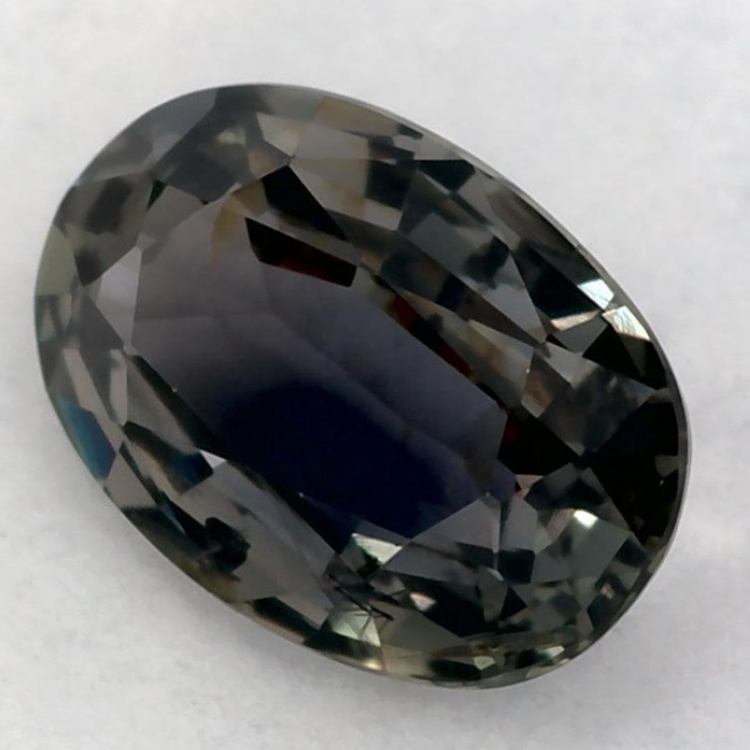 Questo zaffiro verde naturale offre eleganza e raffinatezza. Con la sua ricca saturazione del colore e il taglio preciso, è il centro perfetto per un anello di fidanzamento o un design di gioielli di lusso.

Questo zaffiro proviene dallo Sri Lanka