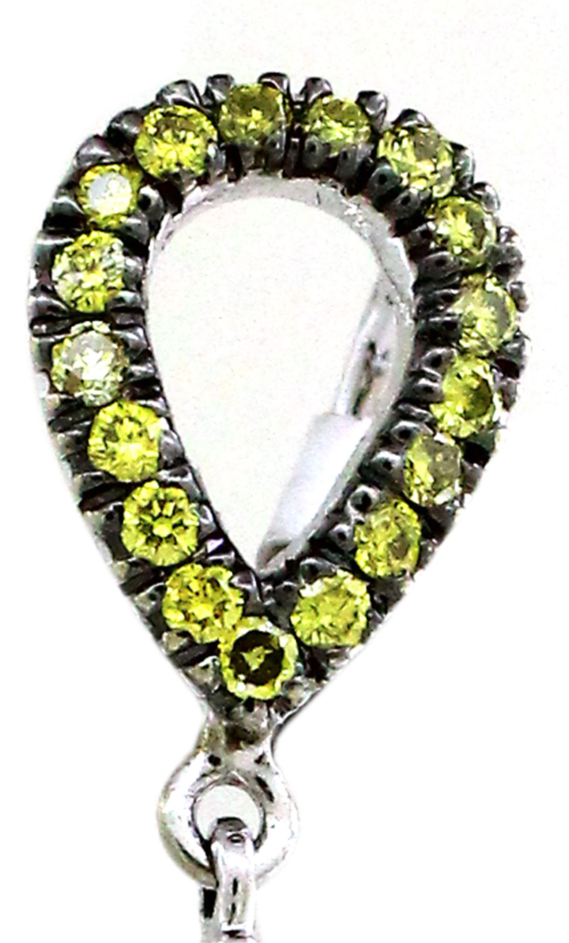 Scopri il fascino di un'eleganza senza tempo con questo accattivante ciondolo. Realizzato in oro bianco 18 carati e con un peso di 3,01 grammi, presenta 0,72 carati di diamanti bianchi brillanti e rotondi, meticolosamente incastonati per creare uno