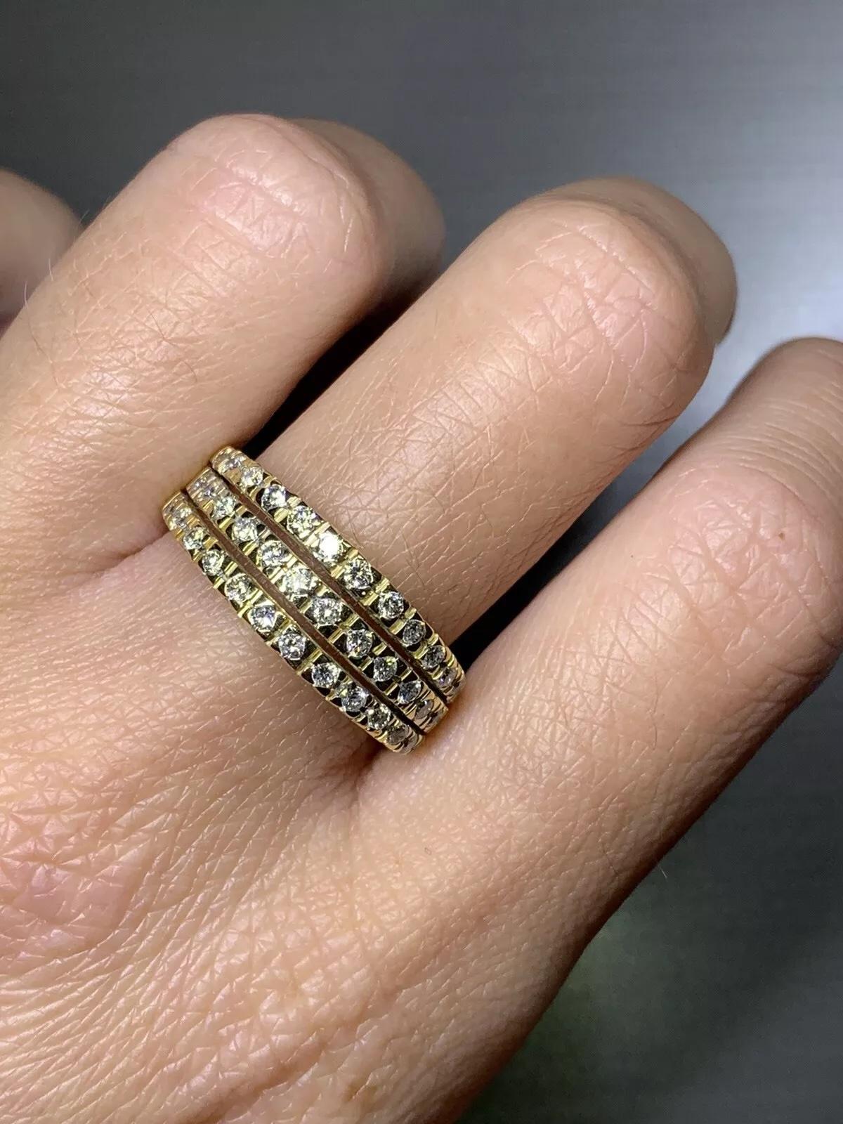 Anello di fidanzamento a tre file di diamanti da 0,86 carati a fascia larga in oro giallo 18 carati.

Anello di fidanzamento con diamante grosso e tre file di diamanti incastonati in oro giallo 18 ct.

Peso totale del diamante 0,86ct colore G