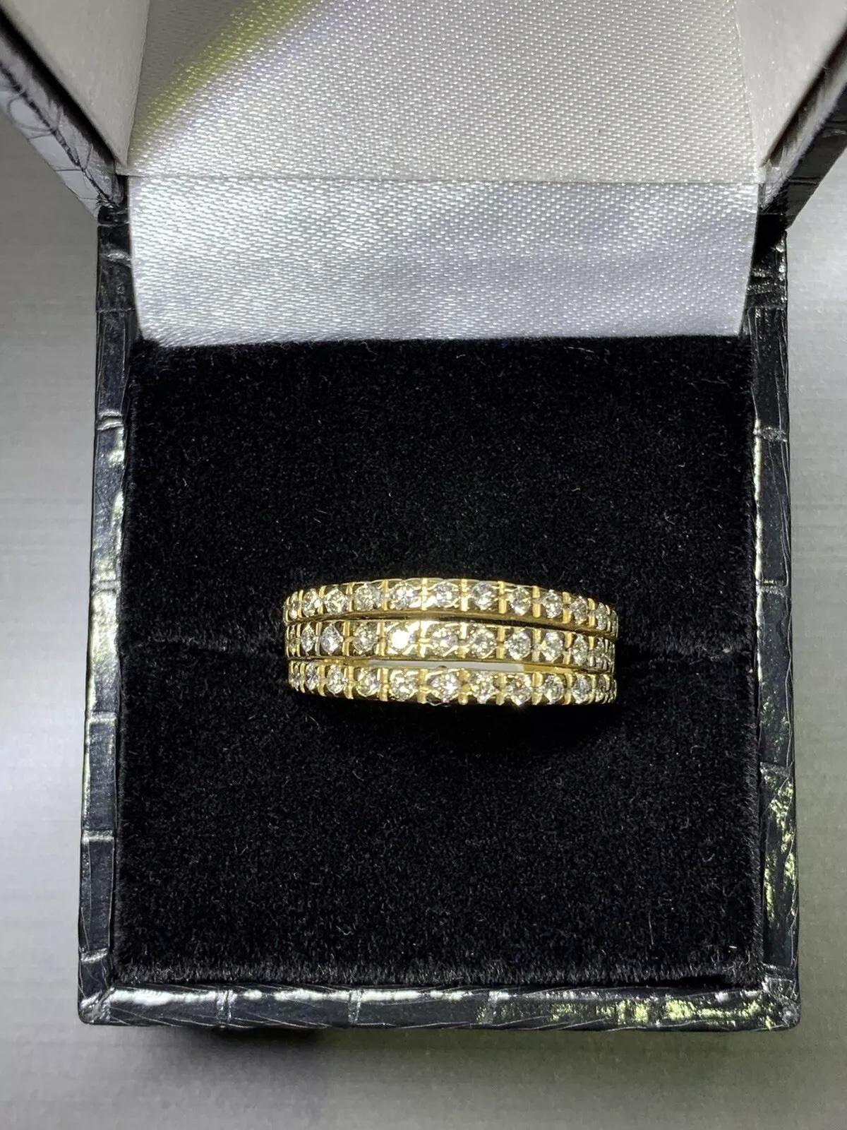 Anello di fidanzamento a tre file di diamanti da 0,86 carati a fascia larga in oro giallo 18 carati. In condizioni Nuovo in vendita a London, GB