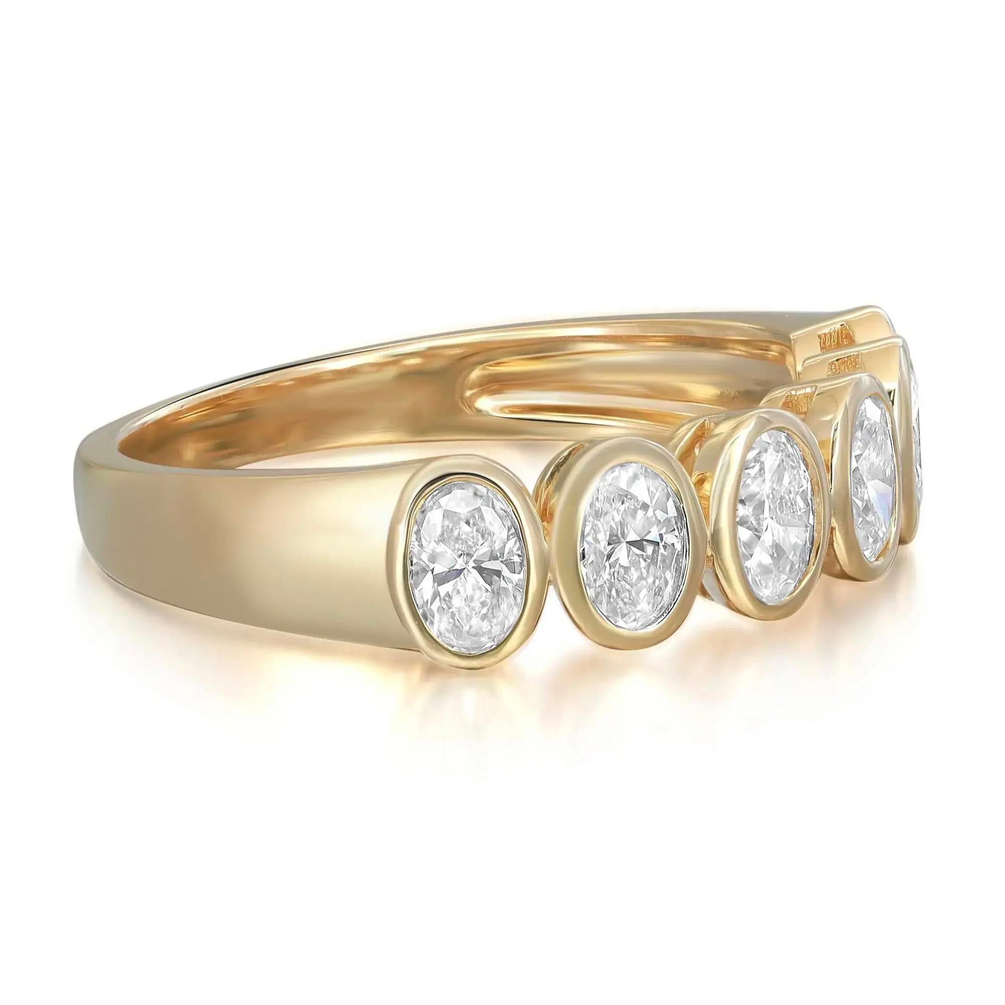 Taille ovale Anneau d'éternité en or jaune 18 carats avec diamant taille ovale serti clos de 0,86 carat, taille 6,5 en vente