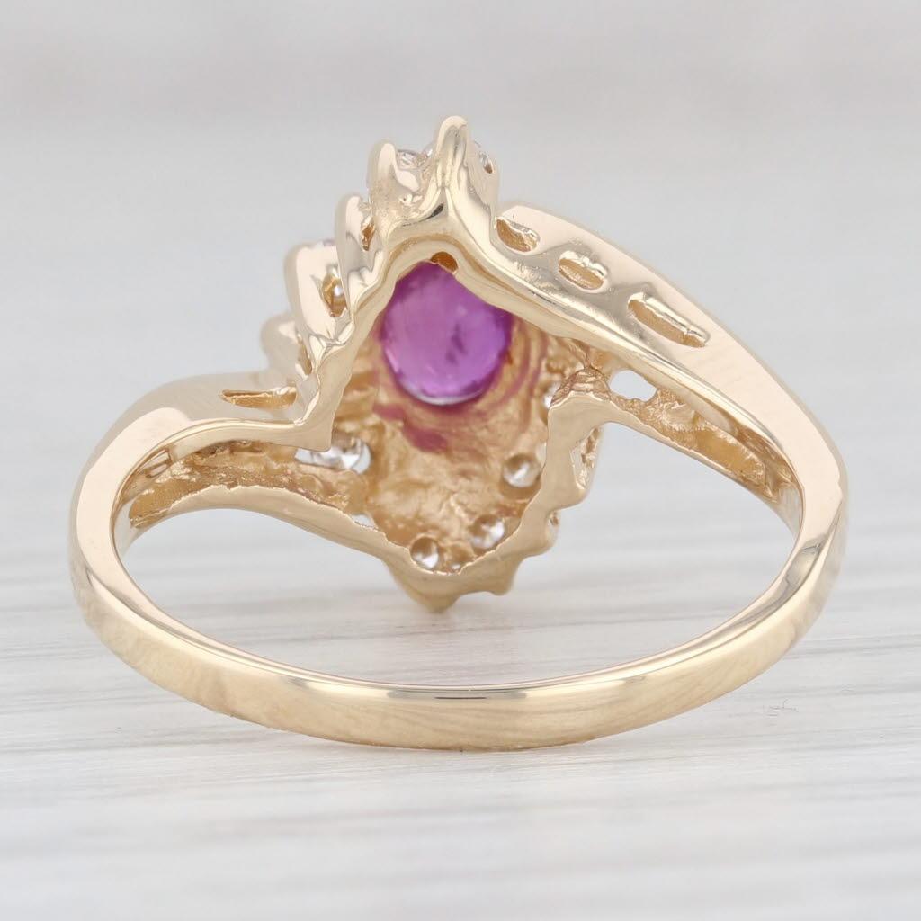 Taille ovale 0.86ctw Oval Ruby Diamond Bypass Ring 14k Yellow Gold Size 7 en vente