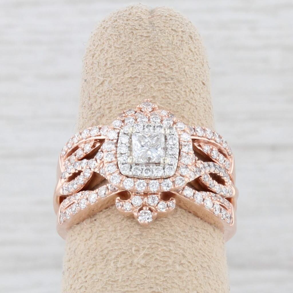 Taglio princess Anello di fidanzamento aureolato con diamante principesco da 0,86 carati 2 fasce nuziali in oro rosa 14k in vendita