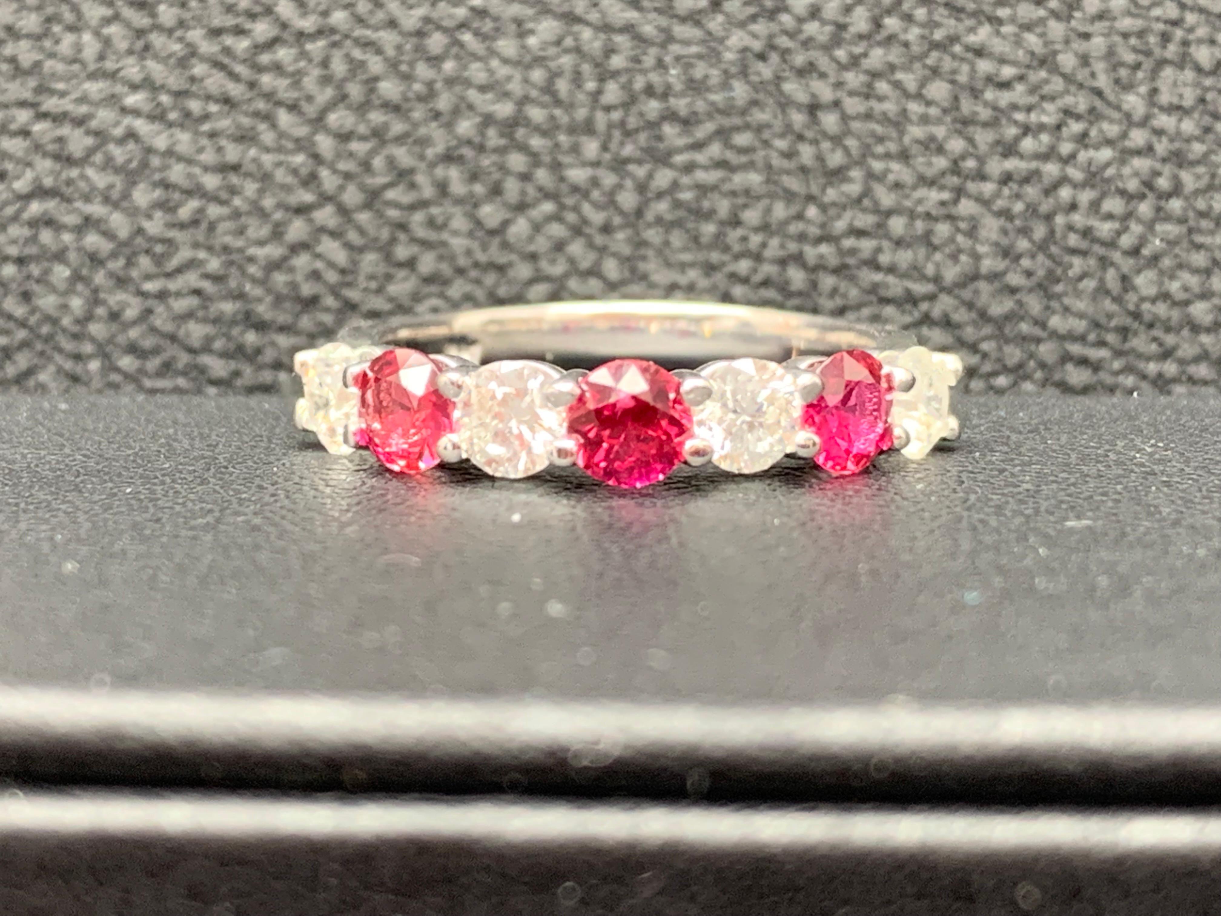 Una fede nuziale classica e alla moda che mette in mostra 3 rubini rossi ricchi di colore per un peso totale di 0,87 carati, alternati a 4 diamanti tondi brillanti per un peso totale di 0,75 carati. Le pietre sono fissate con un'incastonatura a