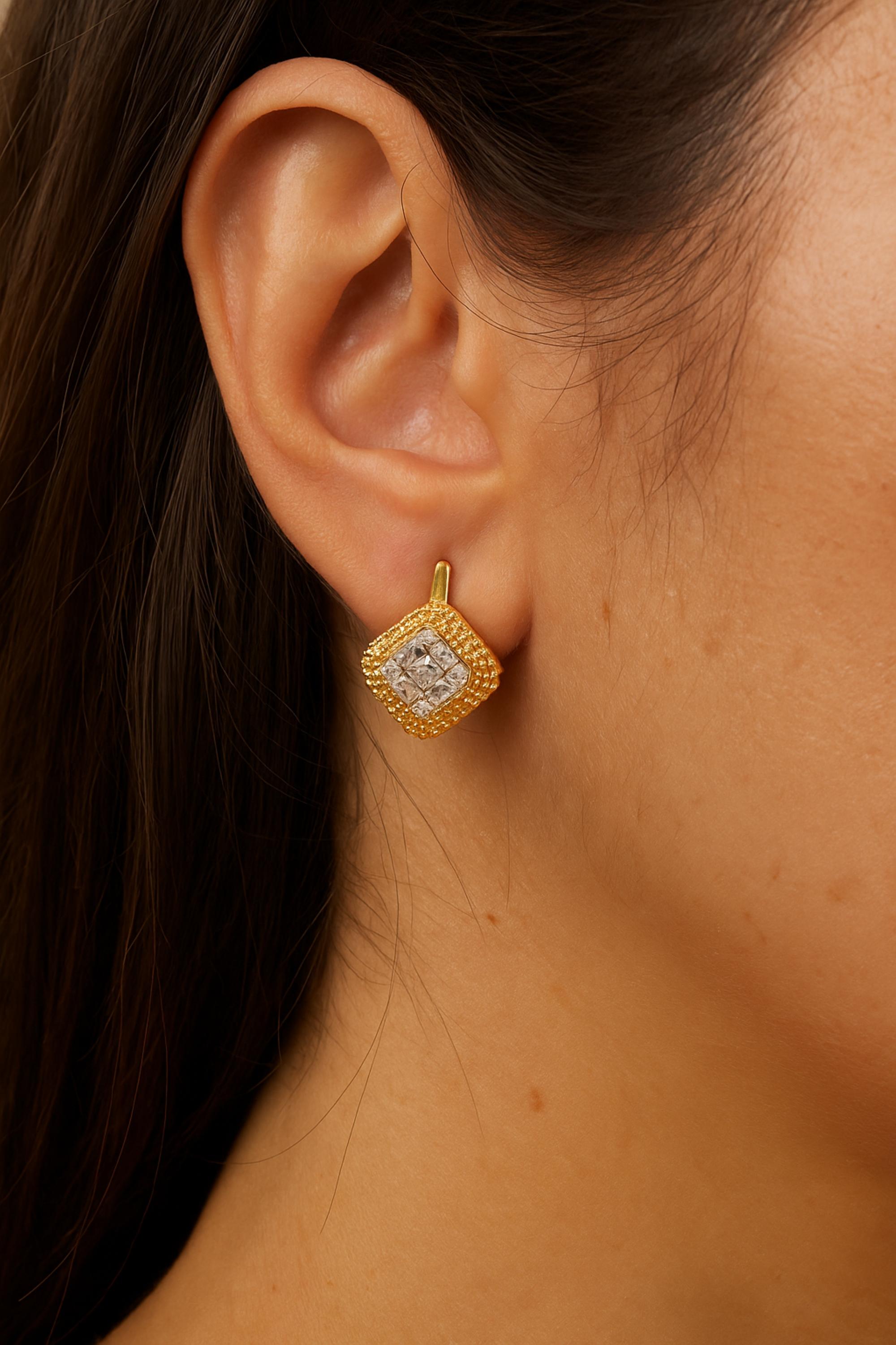 Questi orecchini con diamante baguette da 0,87 carati in oro giallo 14 carati sono caratterizzati da un gruppo di diamanti al centro e da un'aureola di perline intorno al gruppo.
I diamanti sono un simbolo universale di eternità e forza. È una