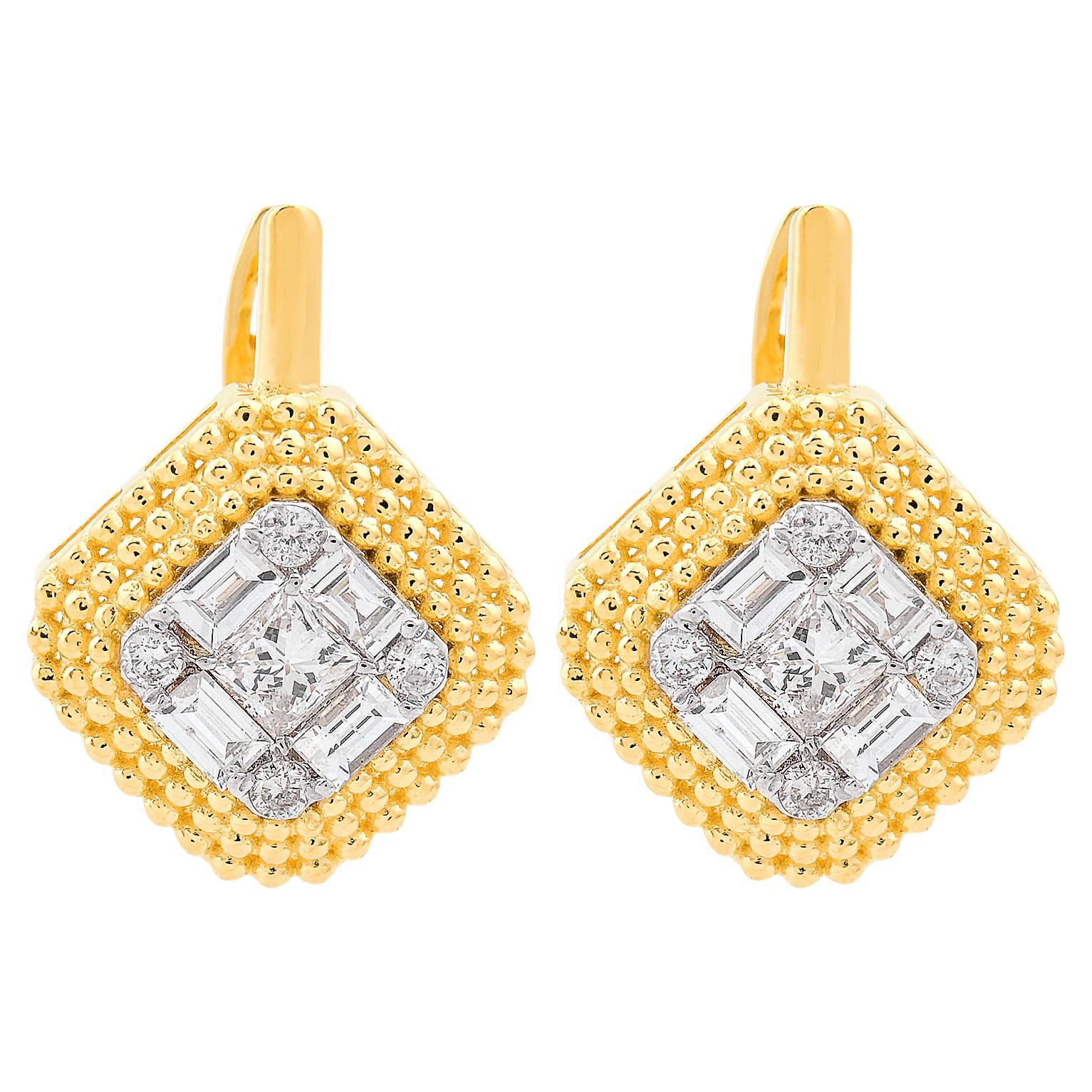 Orecchini a perno con diamante baguette da 0,87 carati Tiny Huggie in oro giallo 14 carati in vendita