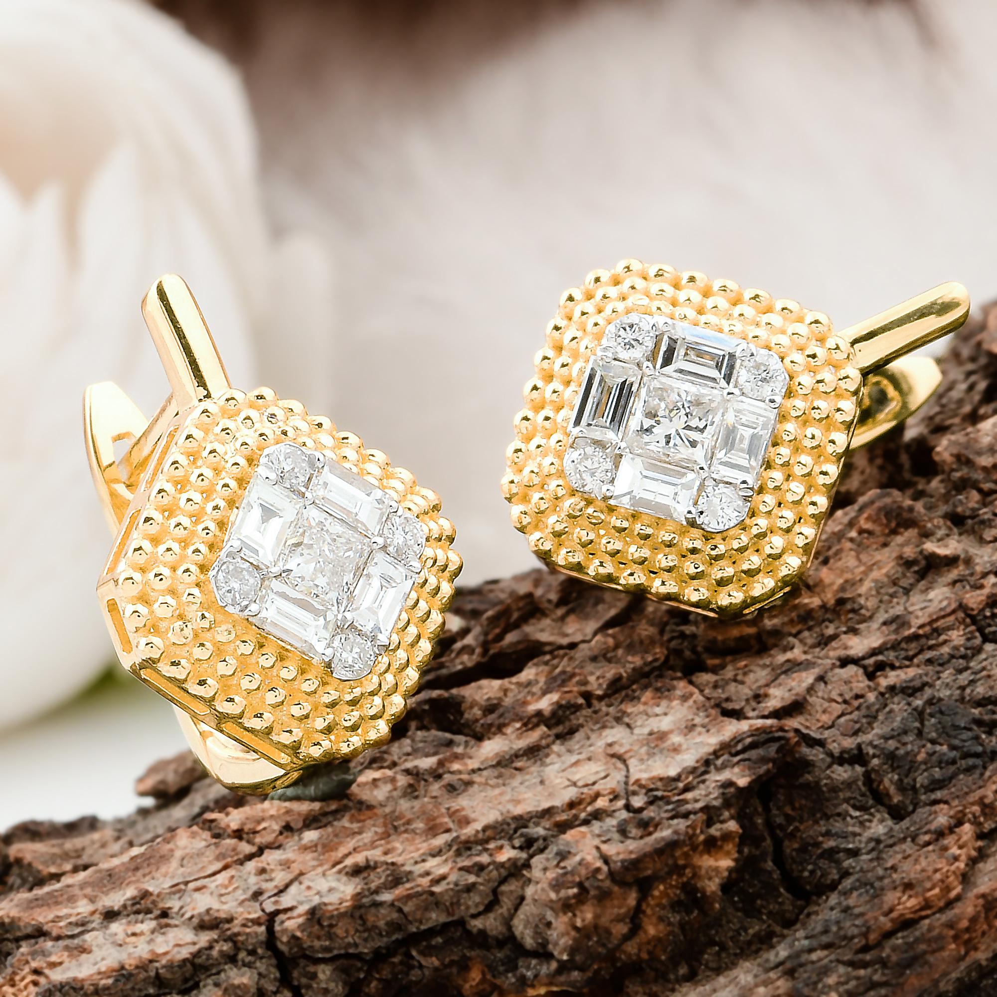 Taglio baguette Orecchini a perno con diamante baguette da 0,87 carati Tiny Huggie in oro giallo 18 carati in vendita