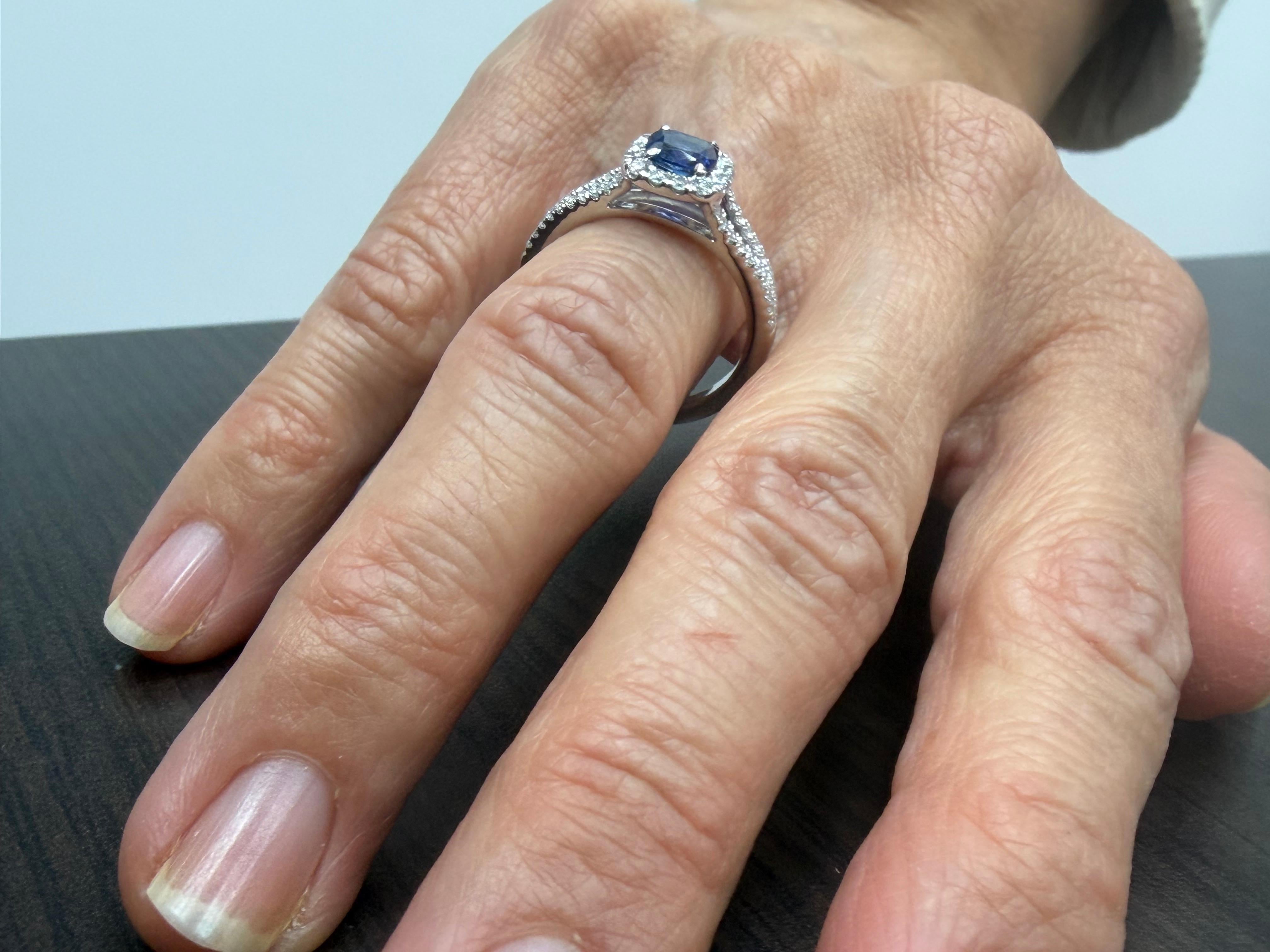 **Speichern Sie diesen Ring ❤️ um Preisaktualisierungen zu erhalten**
Im Mittelpunkt dieses eleganten Rings steht ein reicher blauer Saphir von 0,87 Karat, der in einer raffinierten Kissenform geschliffen und von einem zarten Halo aus leuchtenden